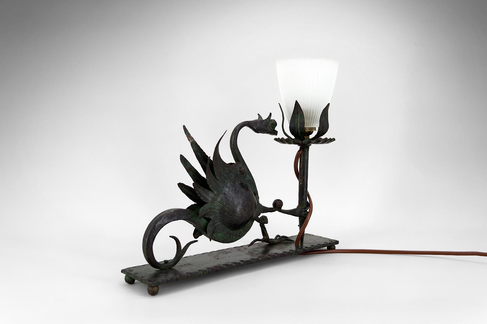 Schmiedeeiserne Tischlampe mit Drachen, Italien, um 1900 im Zustand „Gut“ im Angebot in VÉZELAY, FR