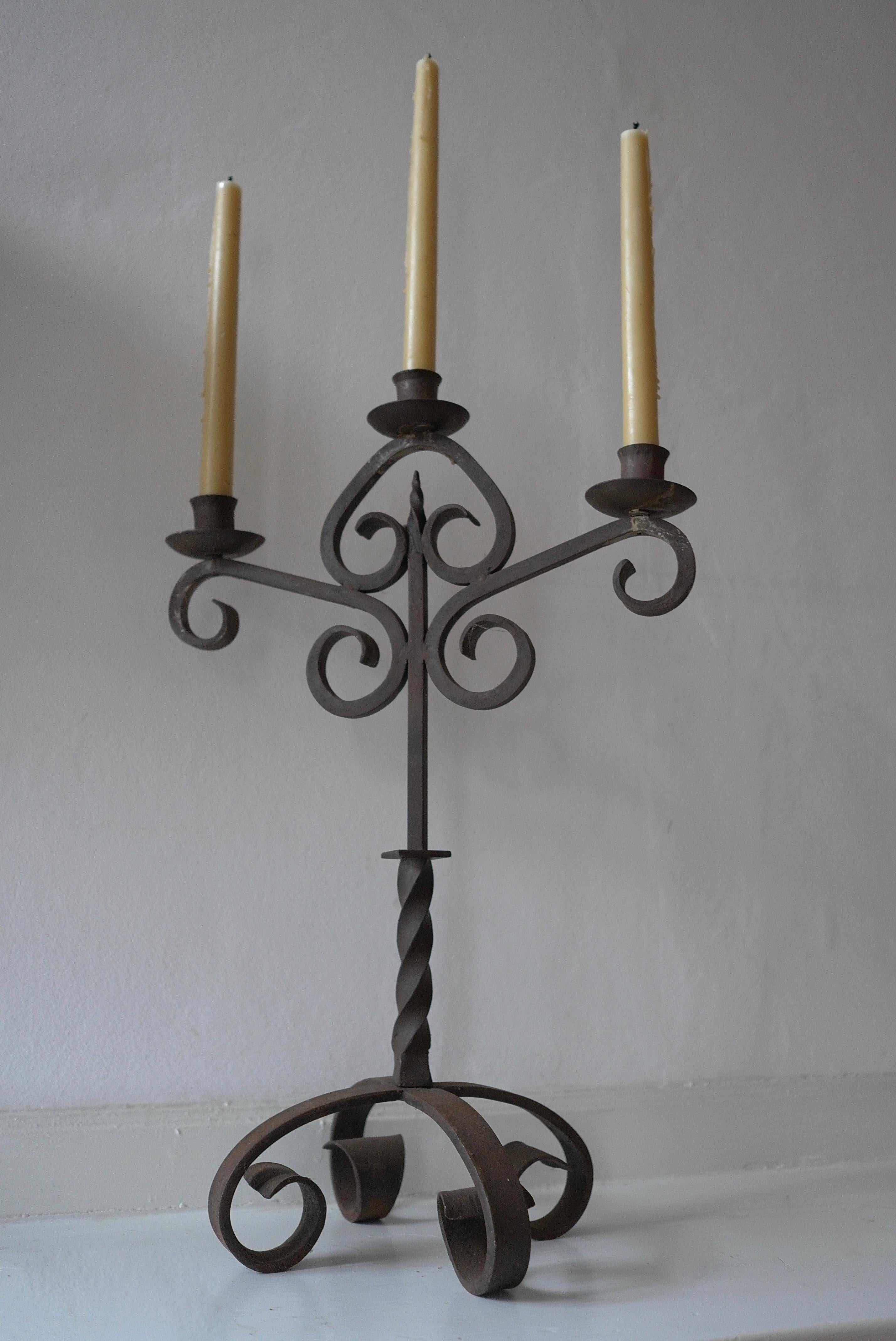 Schmiedeeisen Drei-Arm-Kerzenhalter handgeschmiedet von Blacksmith Frankreich 1920er Jahre

Die angegebenen Größen sind ohne die Kerzen.