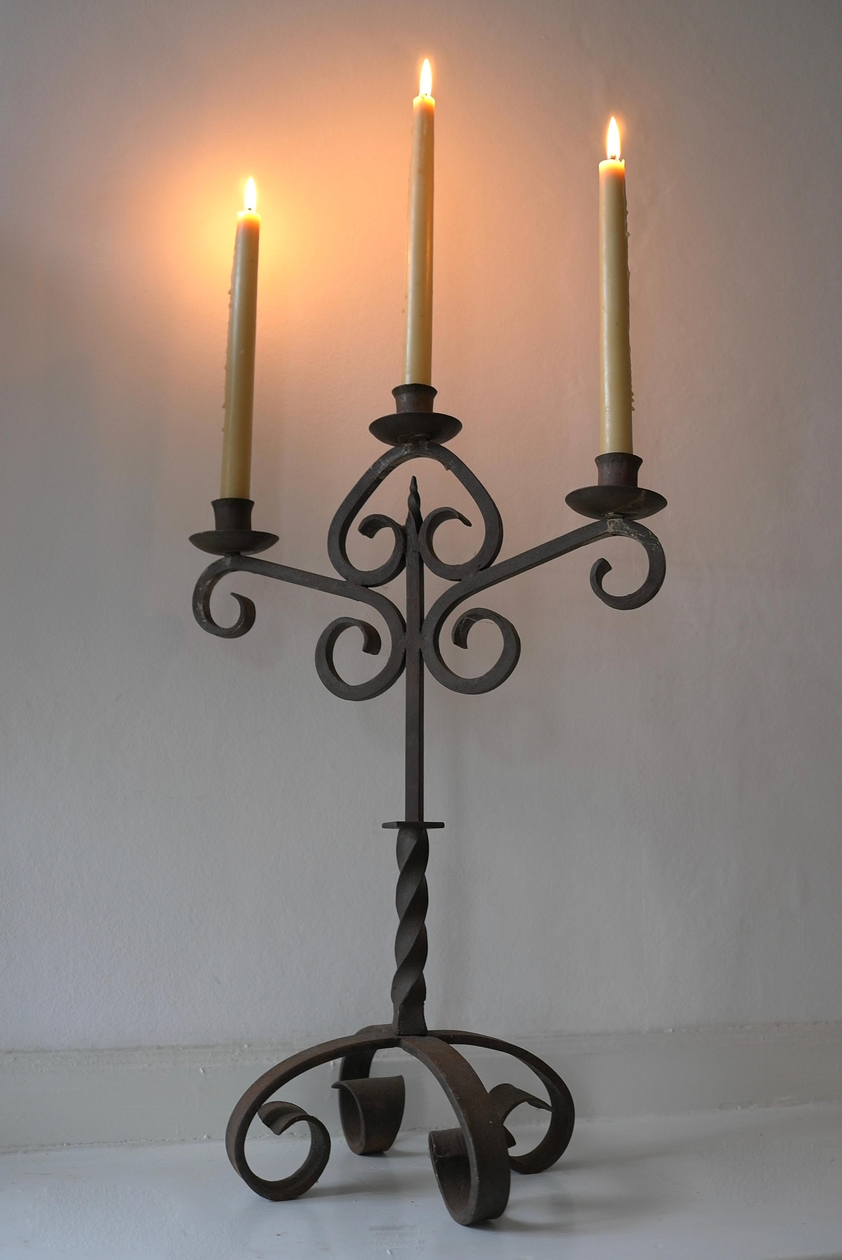 Schmiedeeiserner dreiarmiger Kerzenständer Handgeschmiedet von Schmied Frankreich 1920er Jahre (Moderne der Mitte des Jahrhunderts) im Angebot