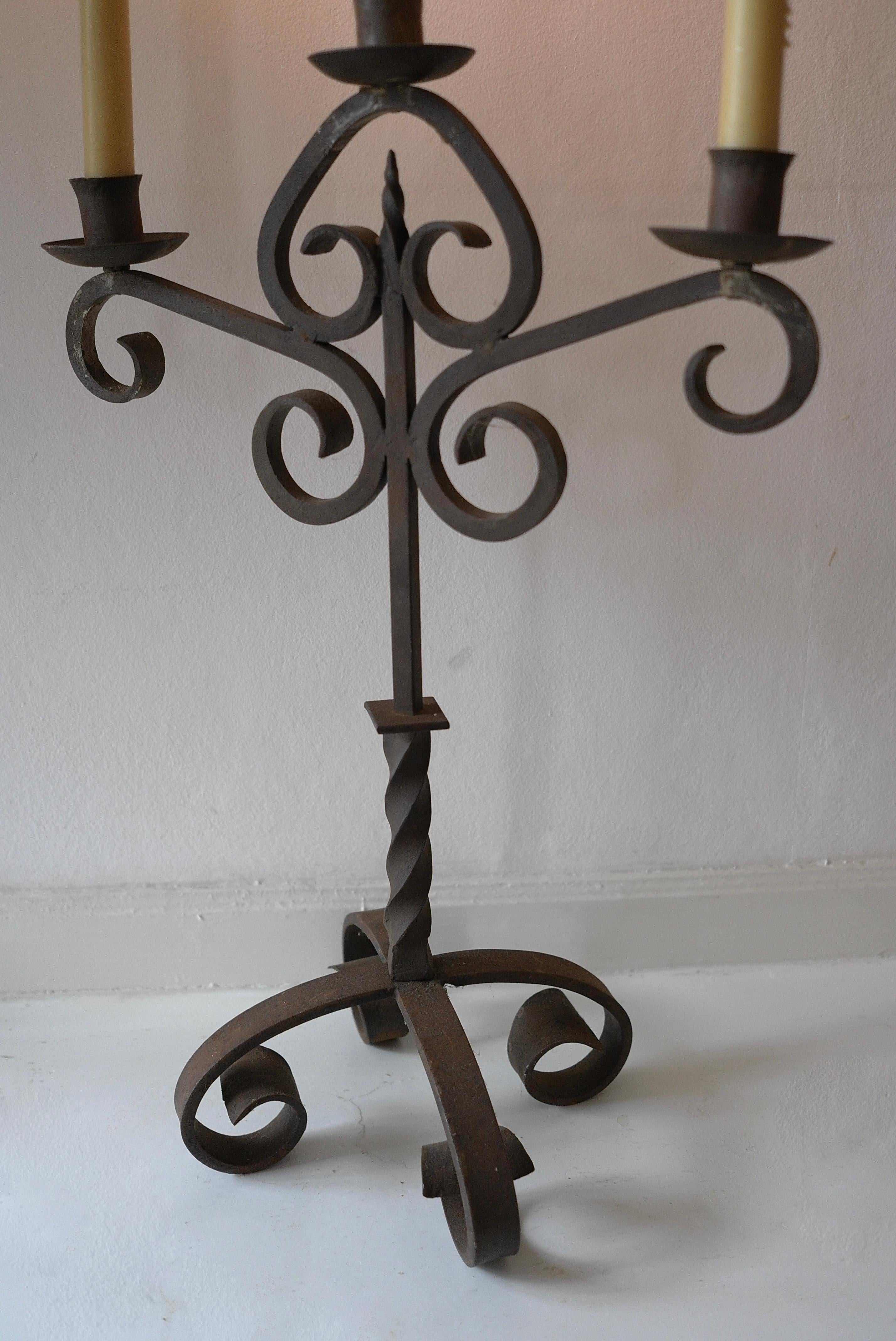Schmiedeeiserner dreiarmiger Kerzenständer Handgeschmiedet von Schmied Frankreich 1920er Jahre (Französisch) im Angebot