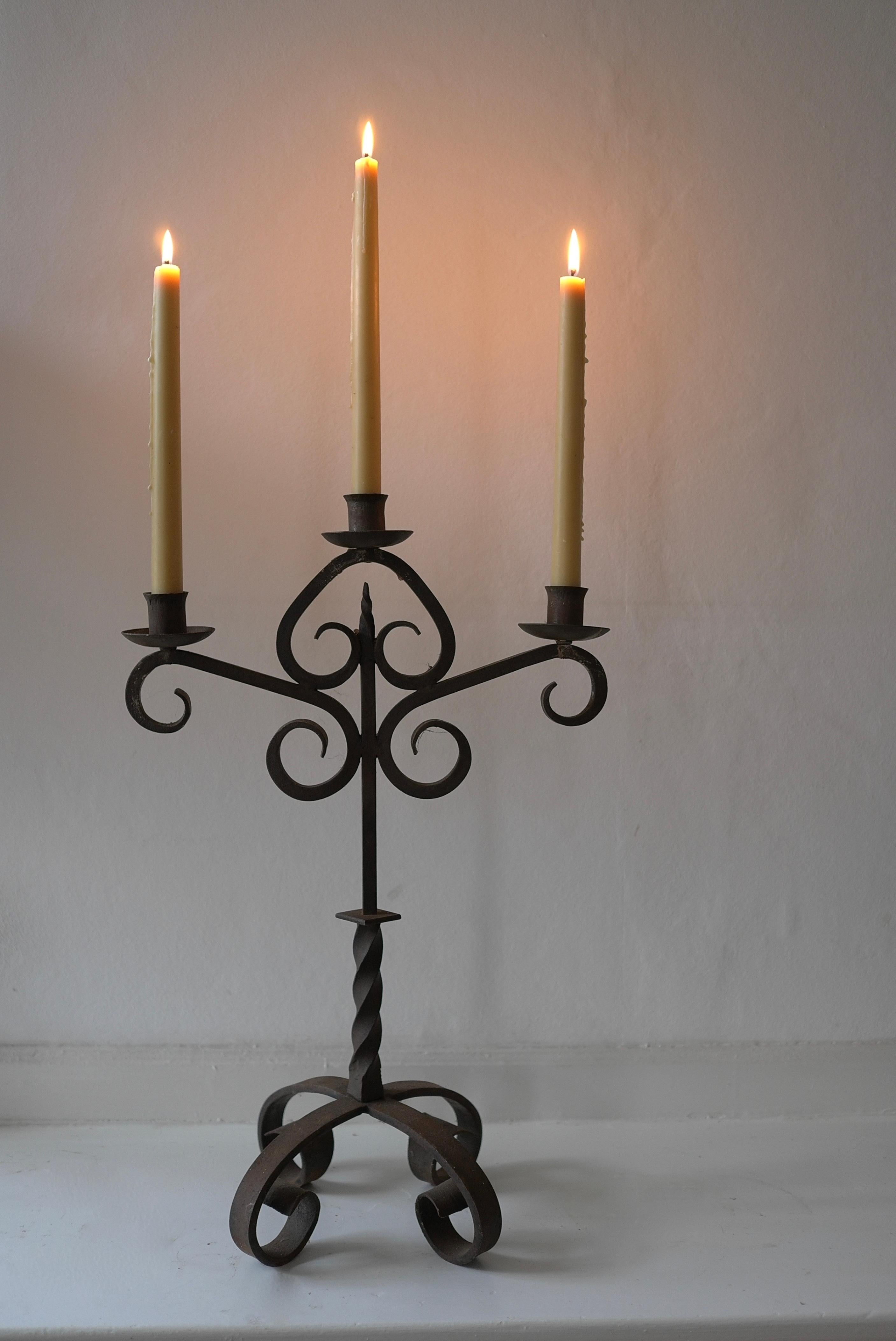 Schmiedeeiserner dreiarmiger Kerzenständer Handgeschmiedet von Schmied Frankreich 1920er Jahre (Handgefertigt) im Angebot