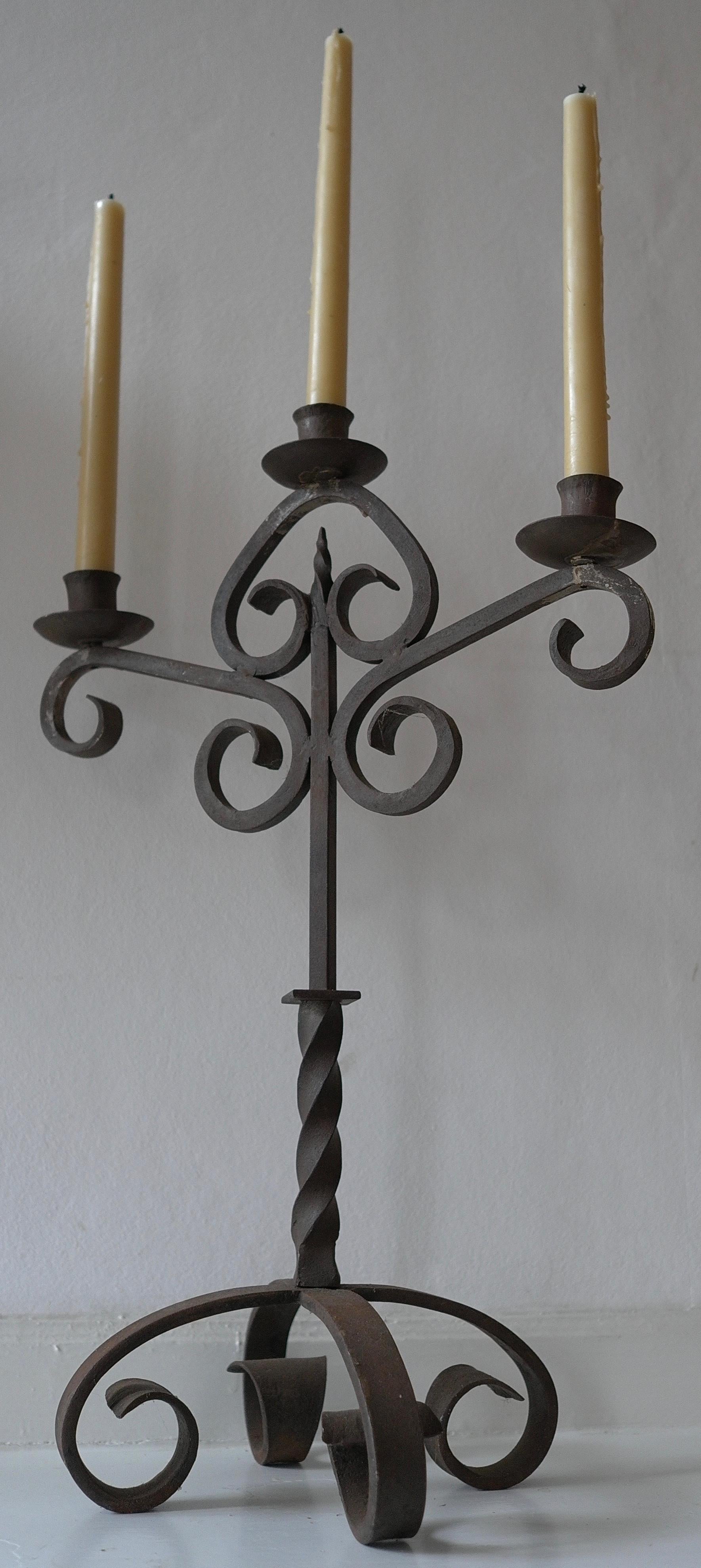 Schmiedeeiserner dreiarmiger Kerzenständer Handgeschmiedet von Schmied Frankreich 1920er Jahre im Zustand „Gut“ im Angebot in Den Haag, NL