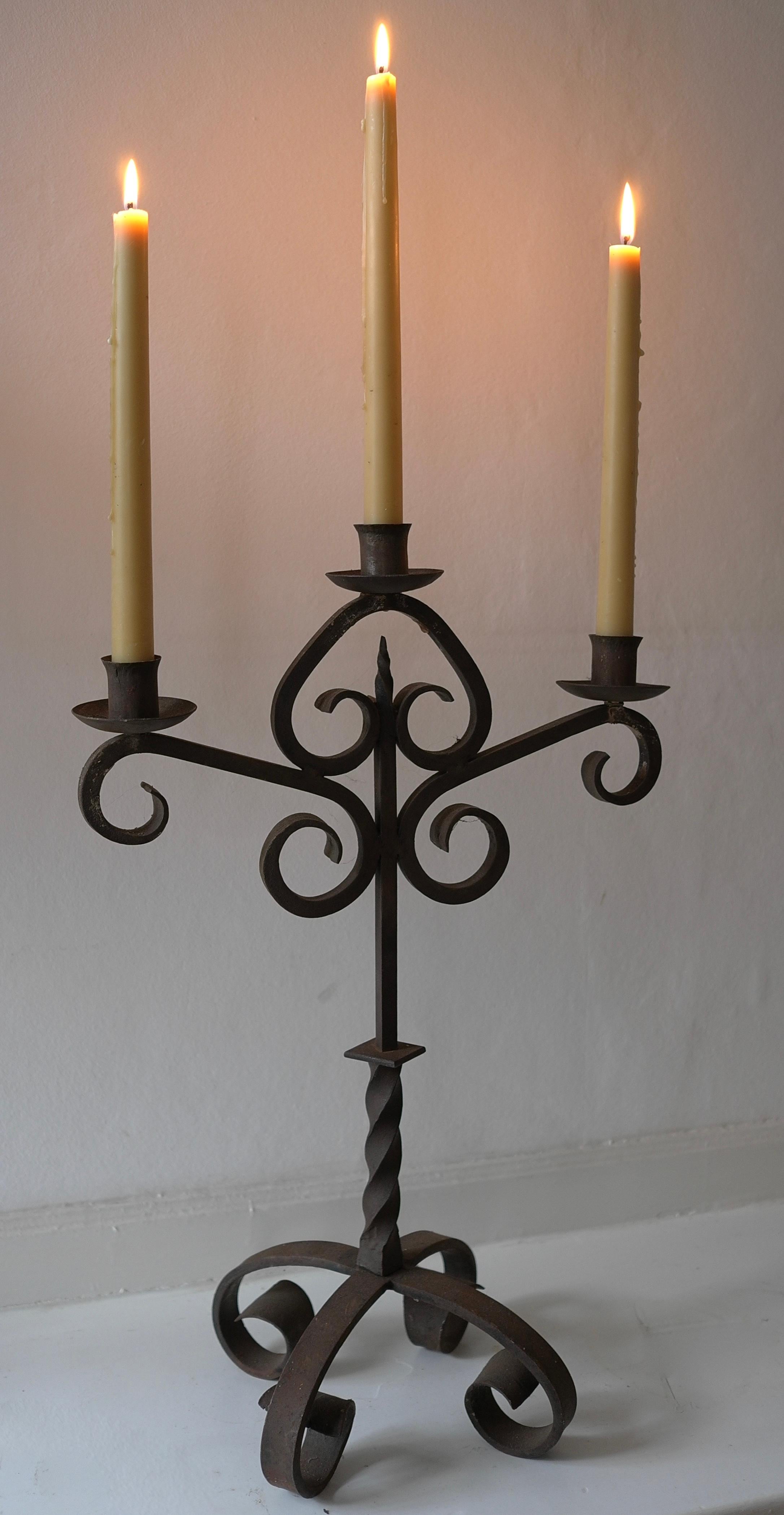 Schmiedeeiserner dreiarmiger Kerzenständer Handgeschmiedet von Schmied Frankreich 1920er Jahre (Mitte des 20. Jahrhunderts) im Angebot