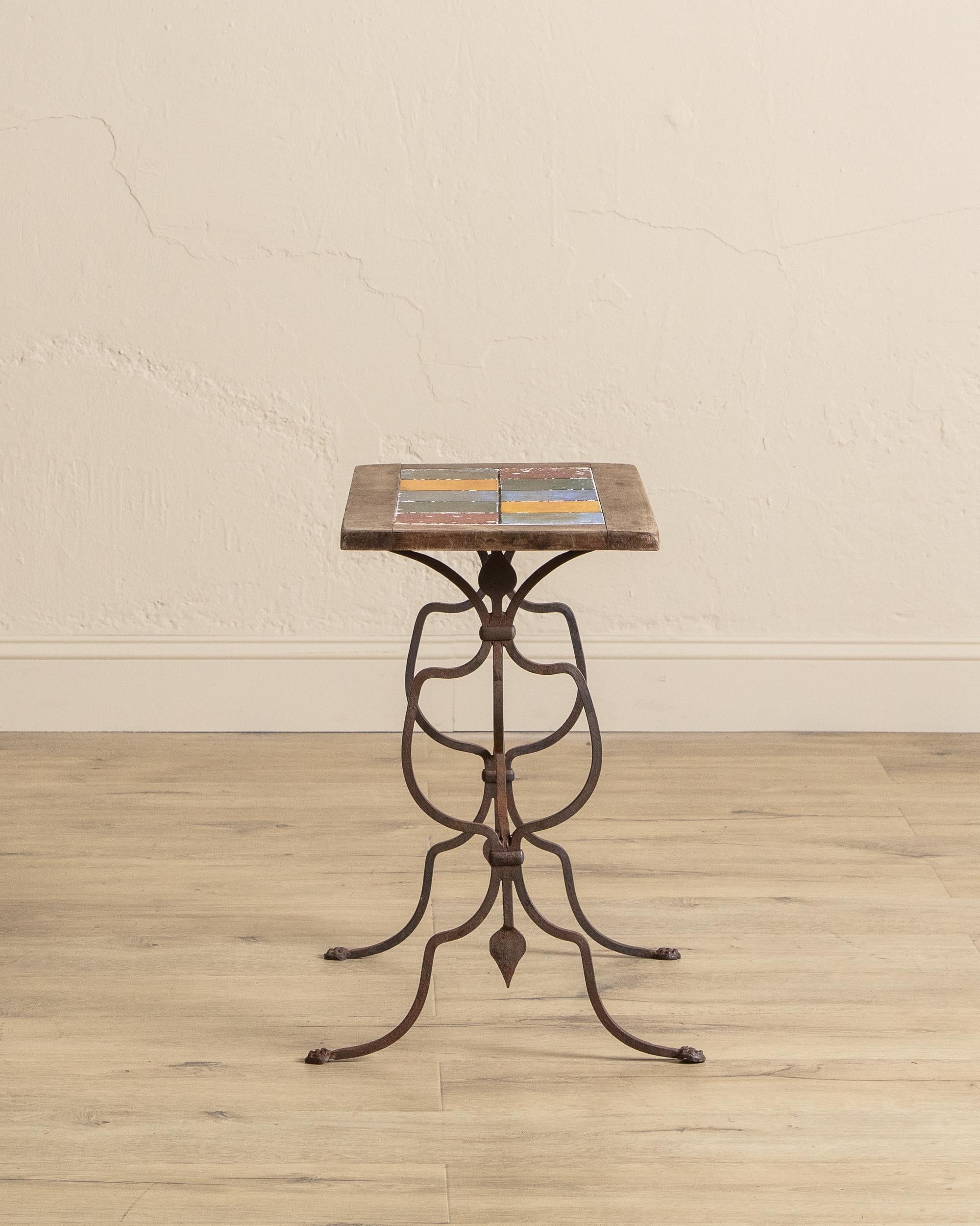 Table d'appoint en fer forgé et carrelage Bon état - En vente à Los Angeles, CA
