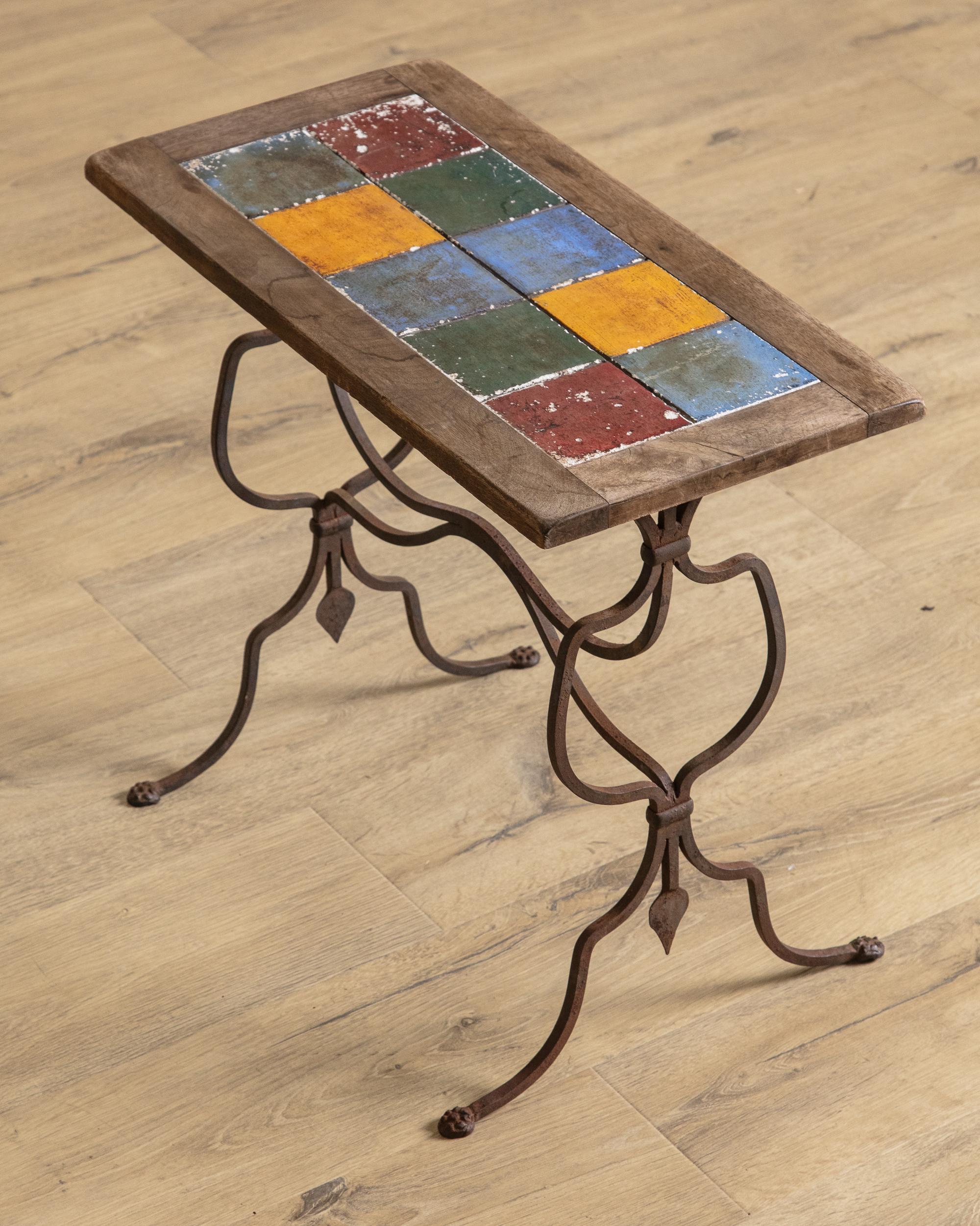 20ième siècle Table d'appoint en fer forgé et carrelage en vente