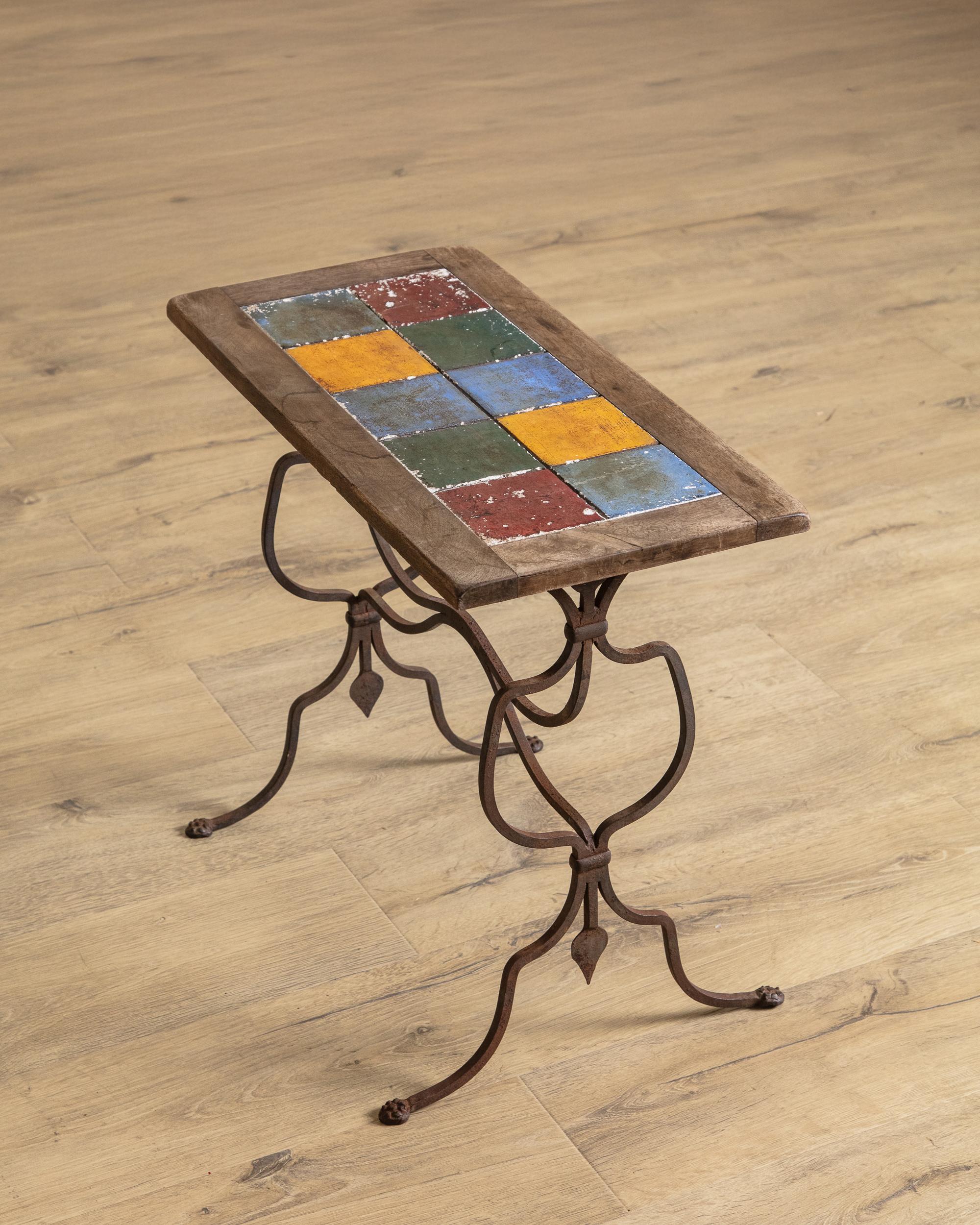 Bois Table d'appoint en fer forgé et carrelage en vente