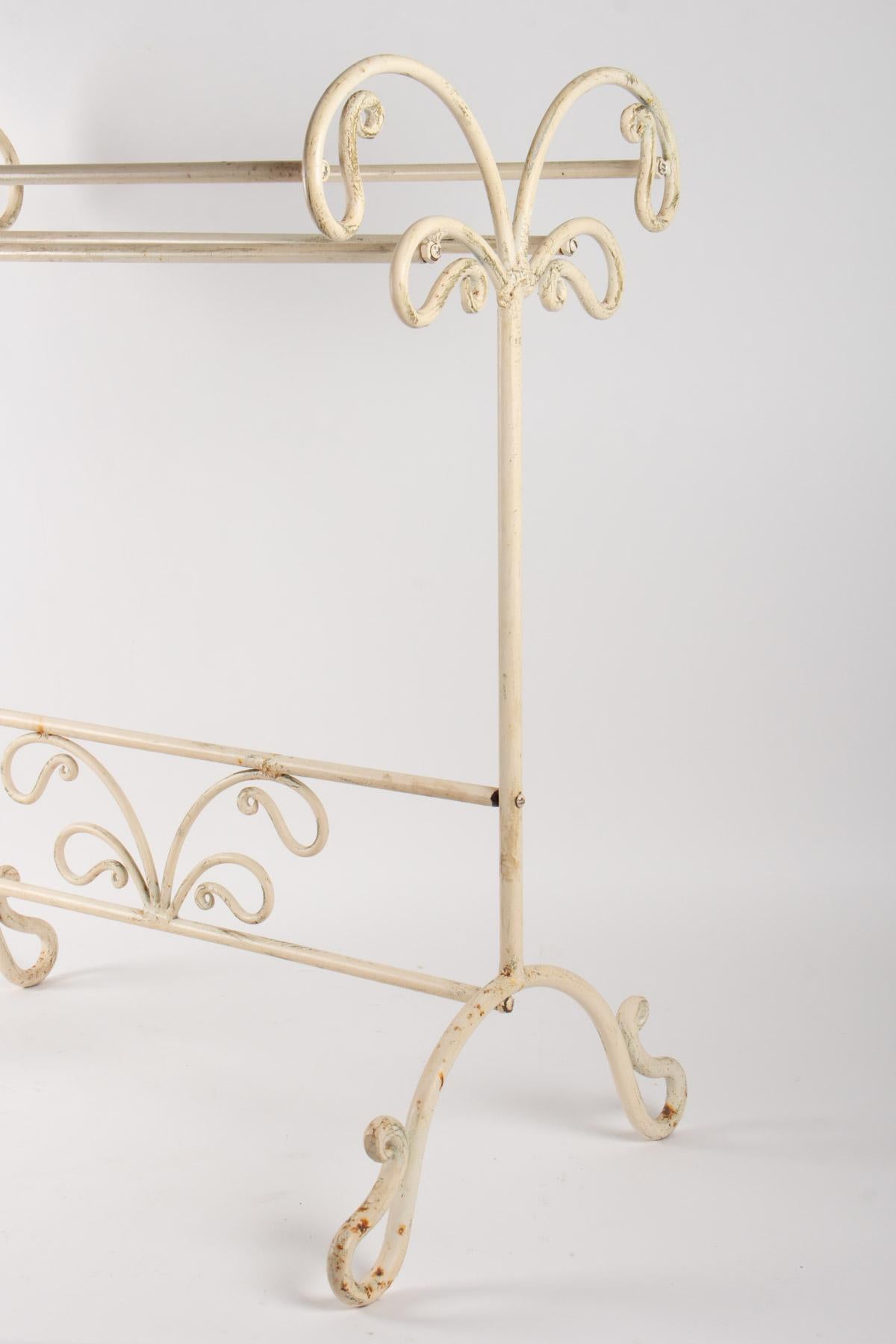 Wrought iron towel bar from the beginning of the 20th century style 1900-1920, Art Nouveau style, French furniture
Measures: H 67cm, w 44cm, w 79cm.