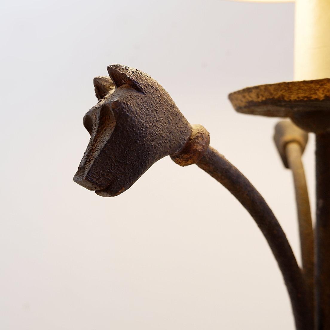 Dreibeinige Stehlampe aus Schmiedeeisen, verziert mit stilisierten Tierköpfen im Angebot 6