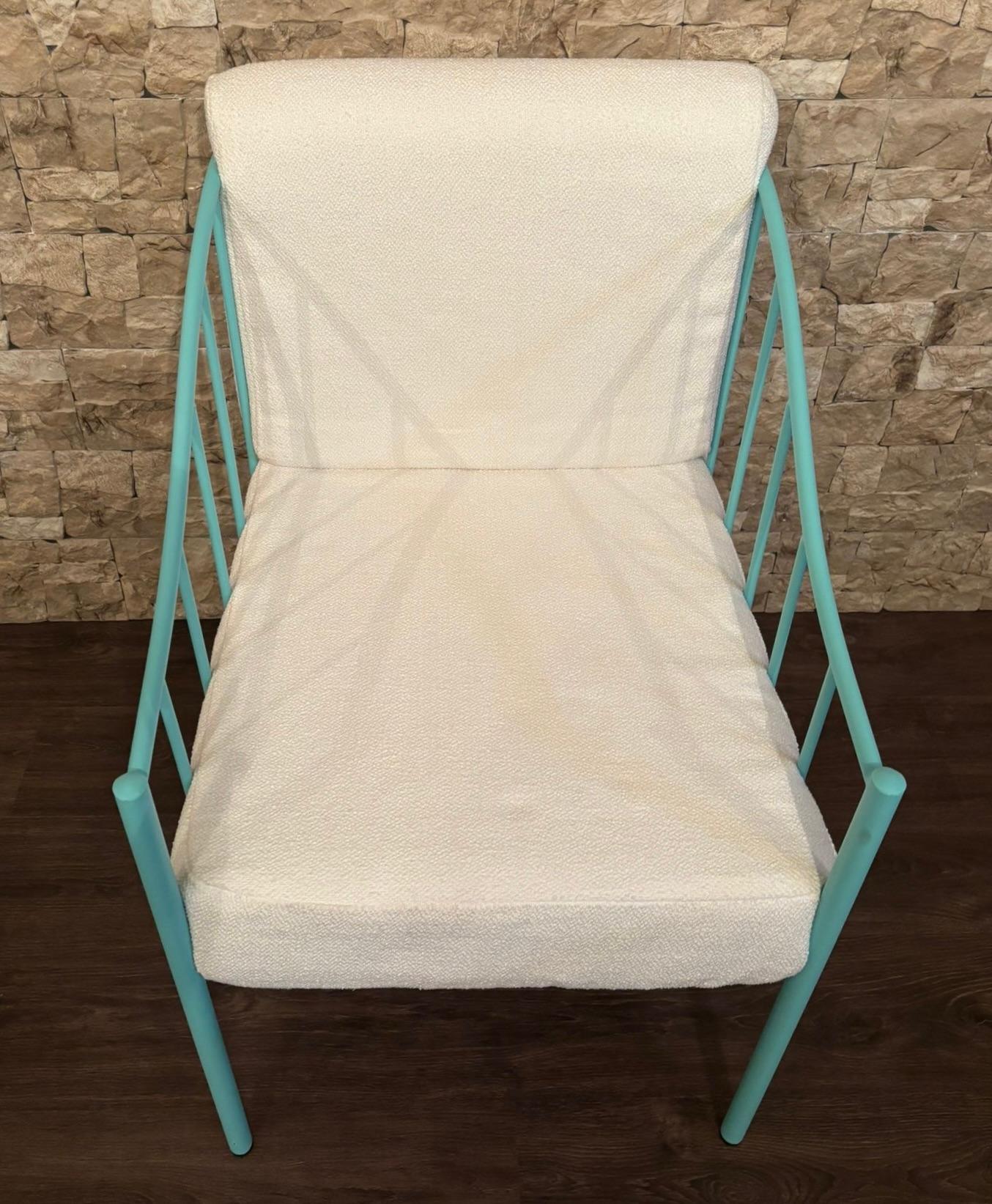 Tumbona de hierro forjado turquesa con tela blanca Español en venta