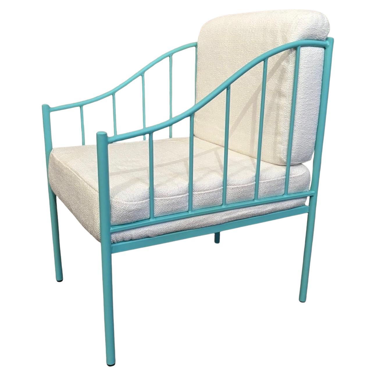 Chaise longue en fer forgé turquoise avec tissu blanc