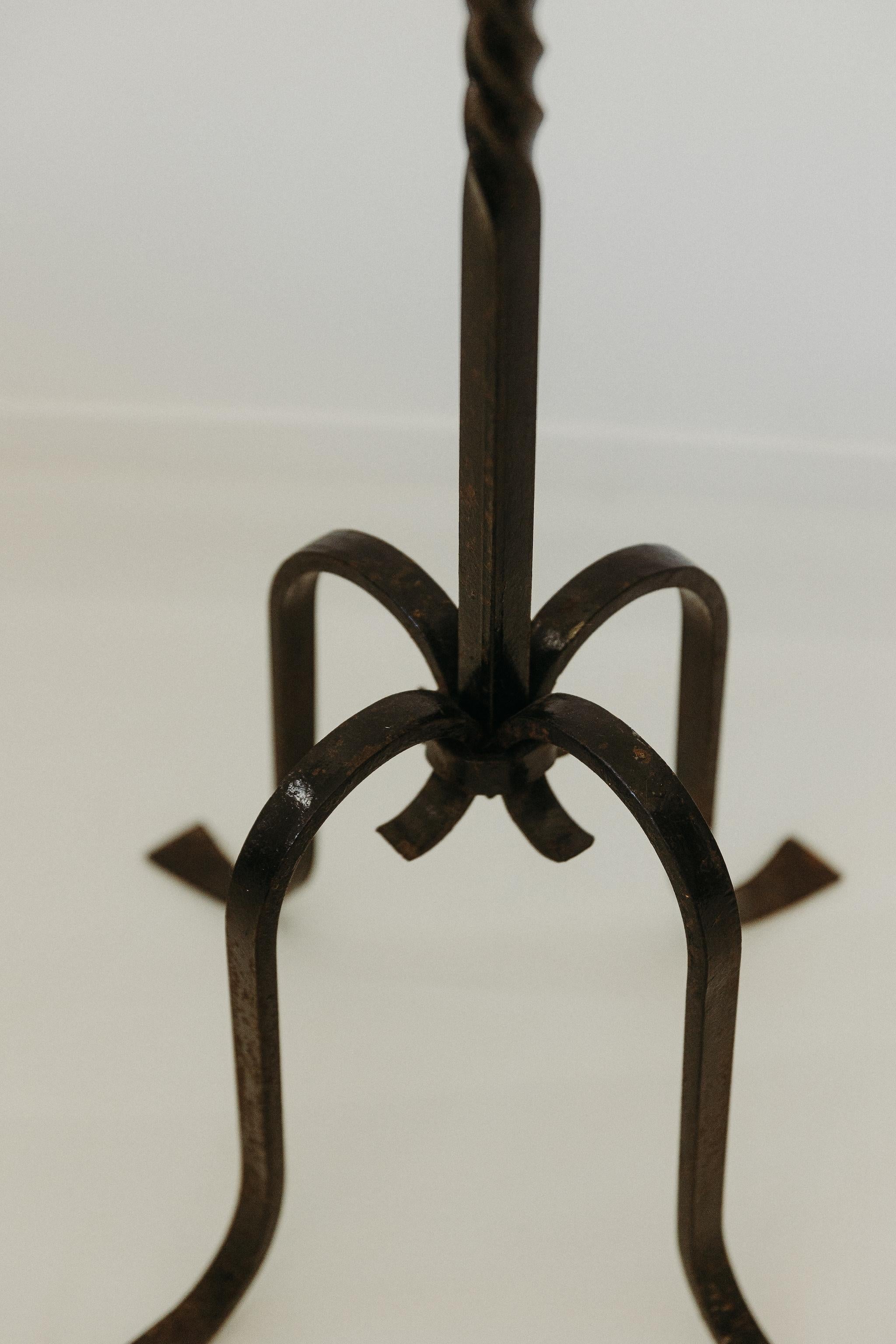 Chandelier à deux branches en fer forgé, France, milieu du XXe siècle Bon état - En vente à PARIS, FR