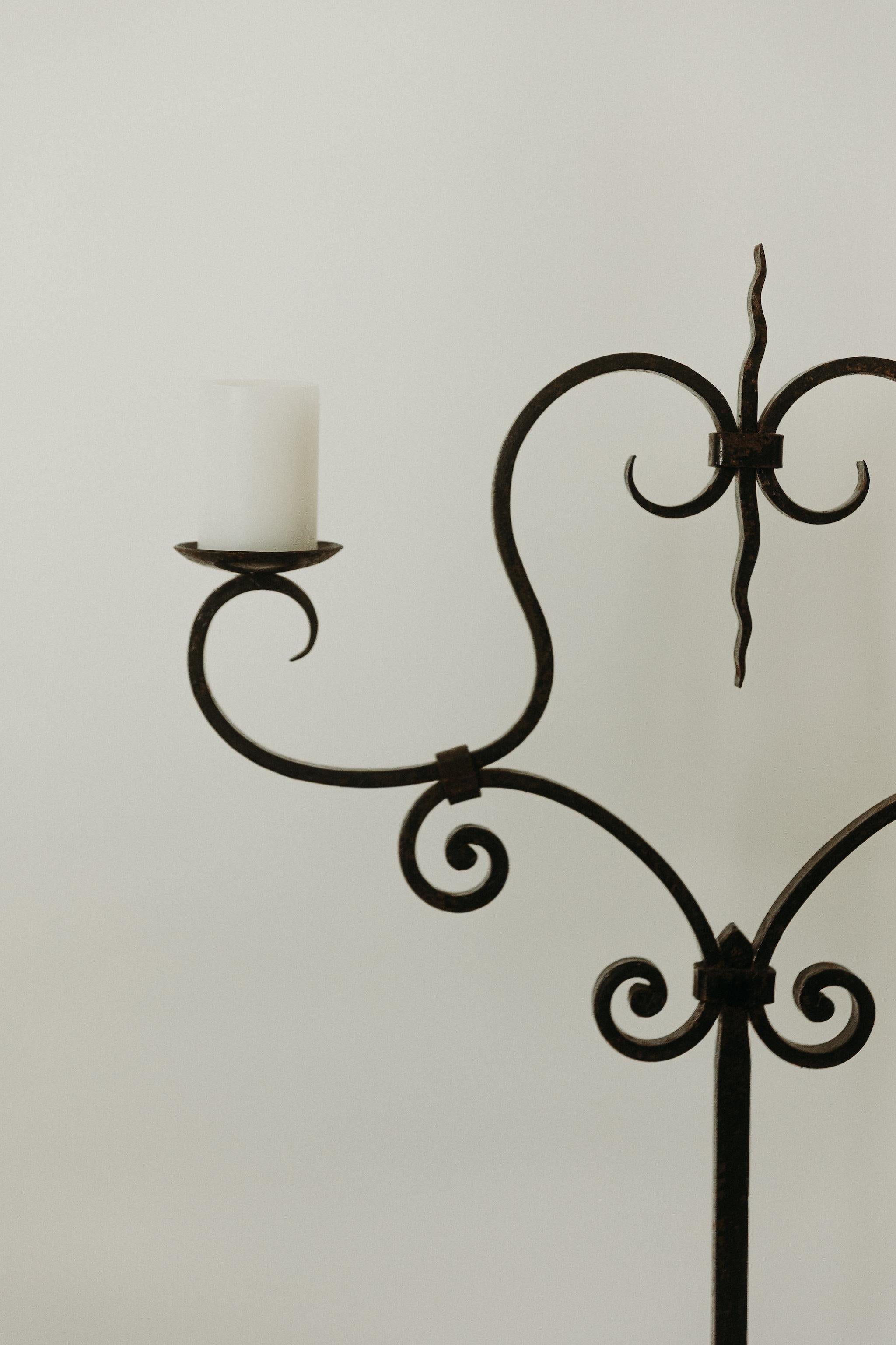 Milieu du XXe siècle Chandelier à deux branches en fer forgé, France, milieu du XXe siècle en vente