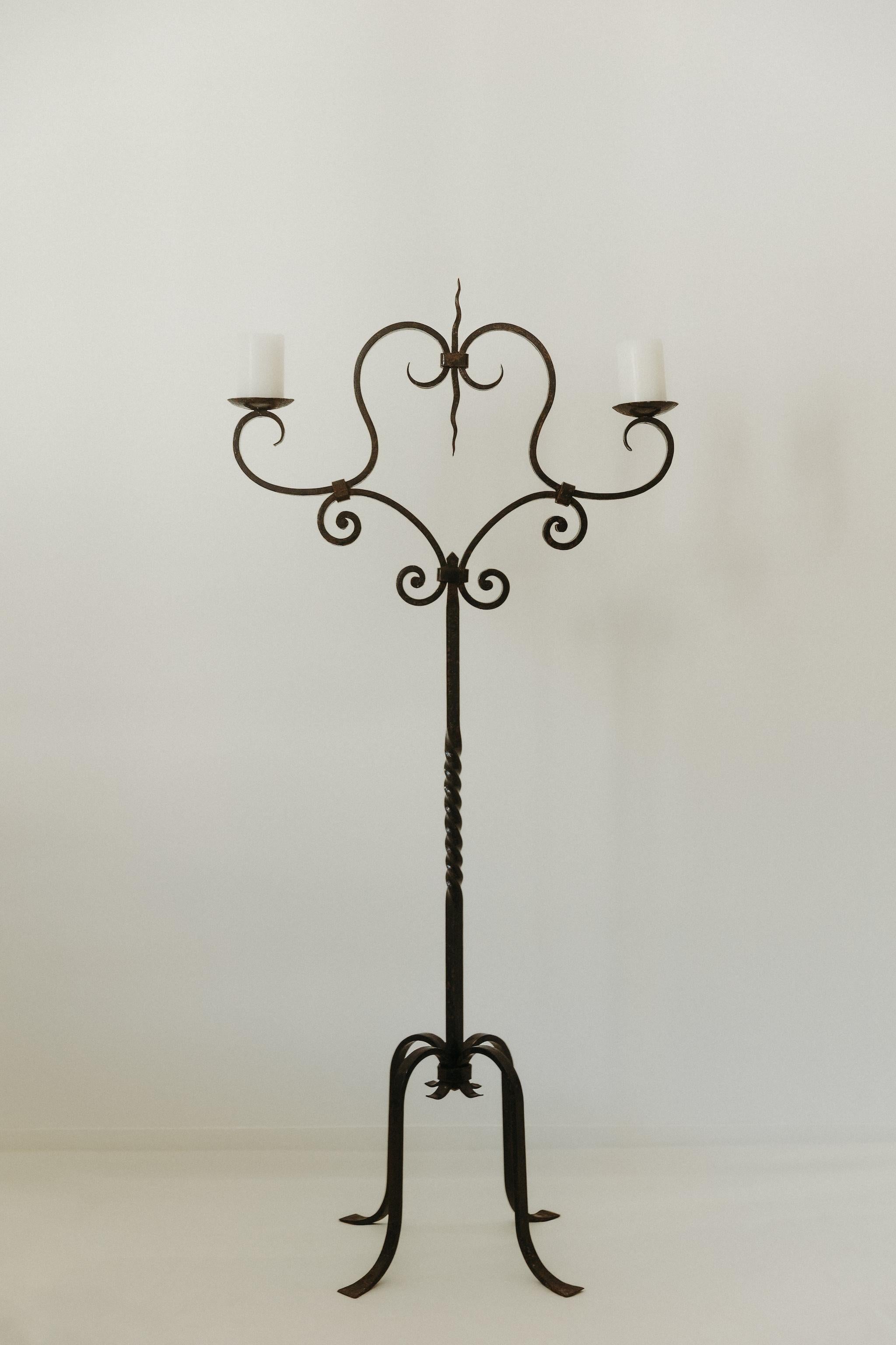 Fer forgé Chandelier à deux branches en fer forgé, France, milieu du XXe siècle en vente