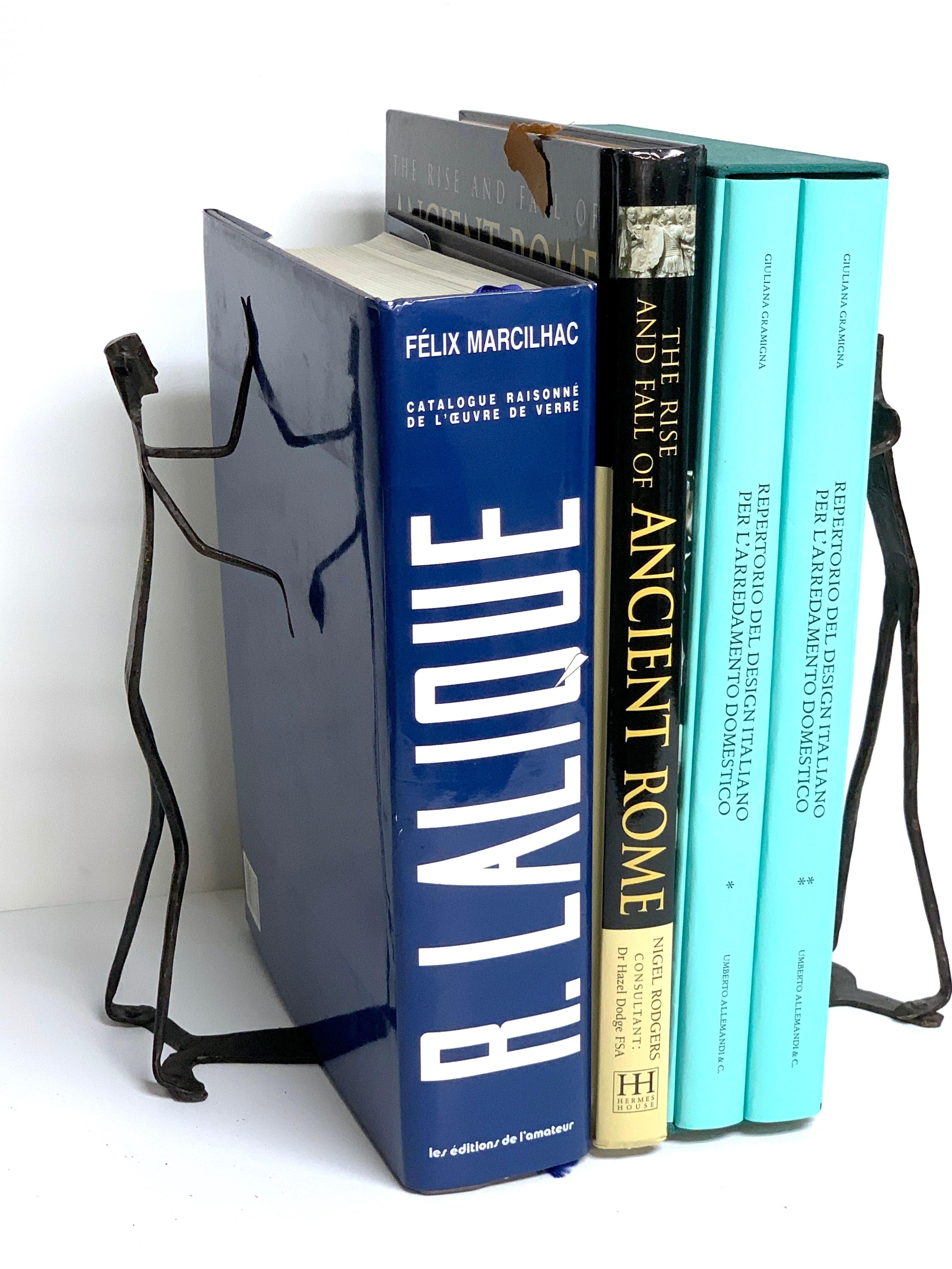 Moderno Reggilibri in ferro battuto con l'uomo che cammina e l'ombra in vendita