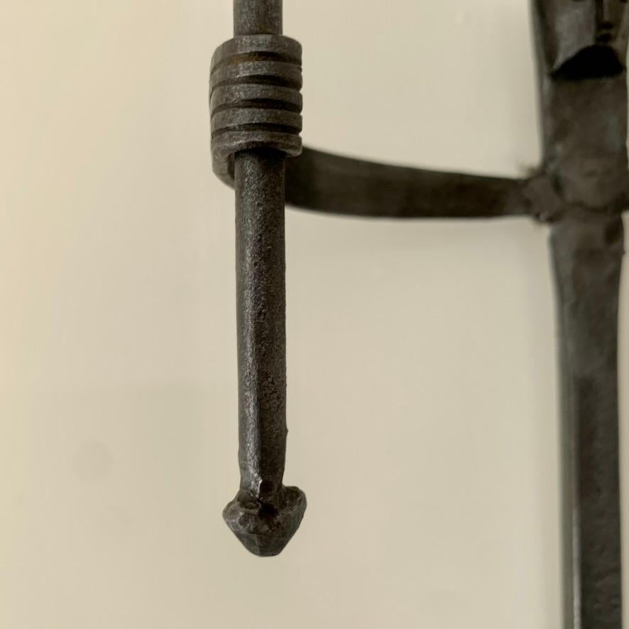 Candeliere da parete in ferro battuto, 1950 circa, Francia. in vendita 8