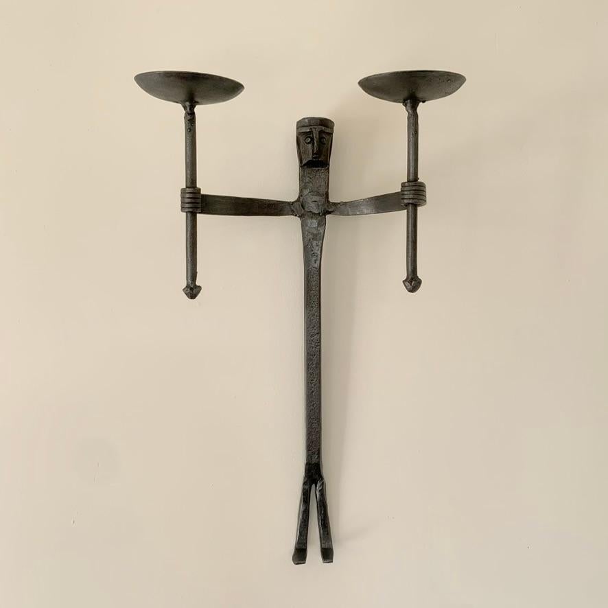 Candeliere decorativo da parete della metà del secolo scorso, 1950 circa, Francia.
Stile Atelier A Marolles.
Personaggio medievale in ferro battuto annerito.
Dimensioni: 31 cm H., 19 cm L., 13 cm D.
Tutti gli acquisti sono coperti dalla nostra
