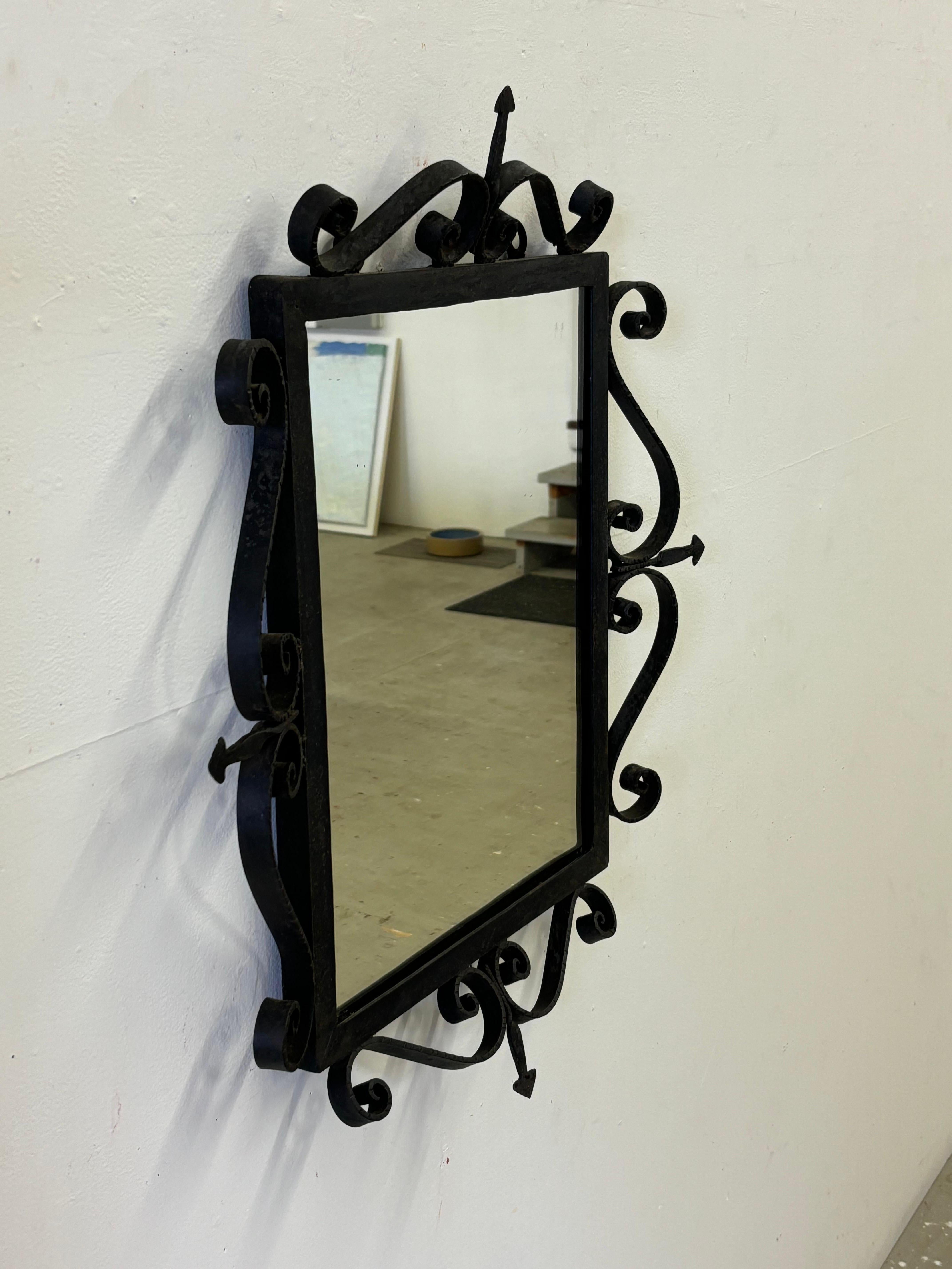 Américain Miroir mural en fer forgé en vente