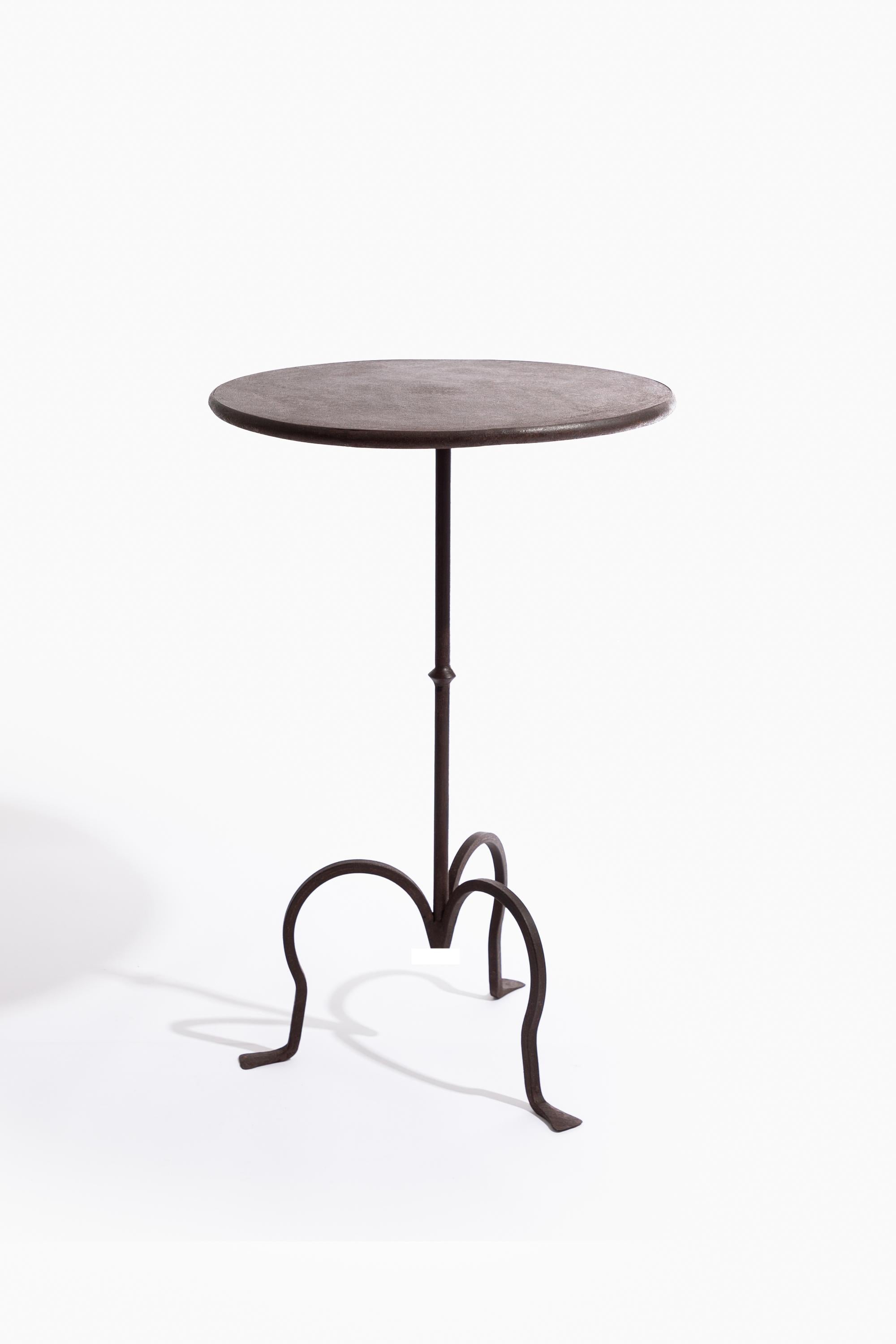 Une version plus grande de notre table martini en fer forgé. Parfait comme table de canapé ou de lampe.

Forgé à la main en Angleterre d'après un design original des années 1940, il est recouvert d'une patine de bronze naturelle.

Également