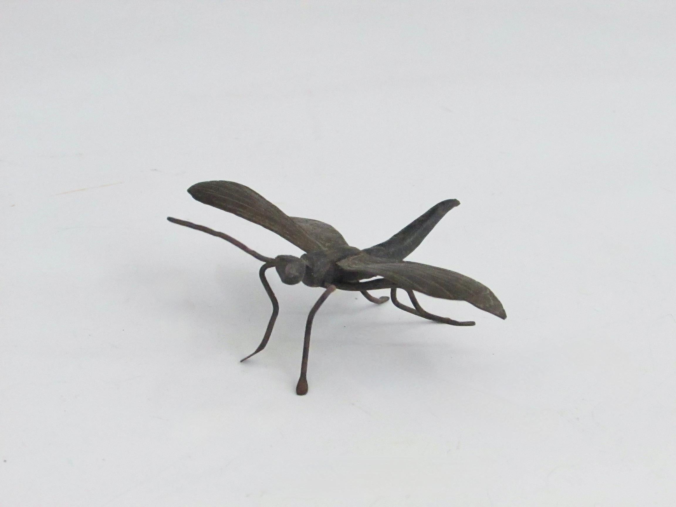 Japonisme Sculpture de libellule Okimono Jizai ailée en fer forgé en vente