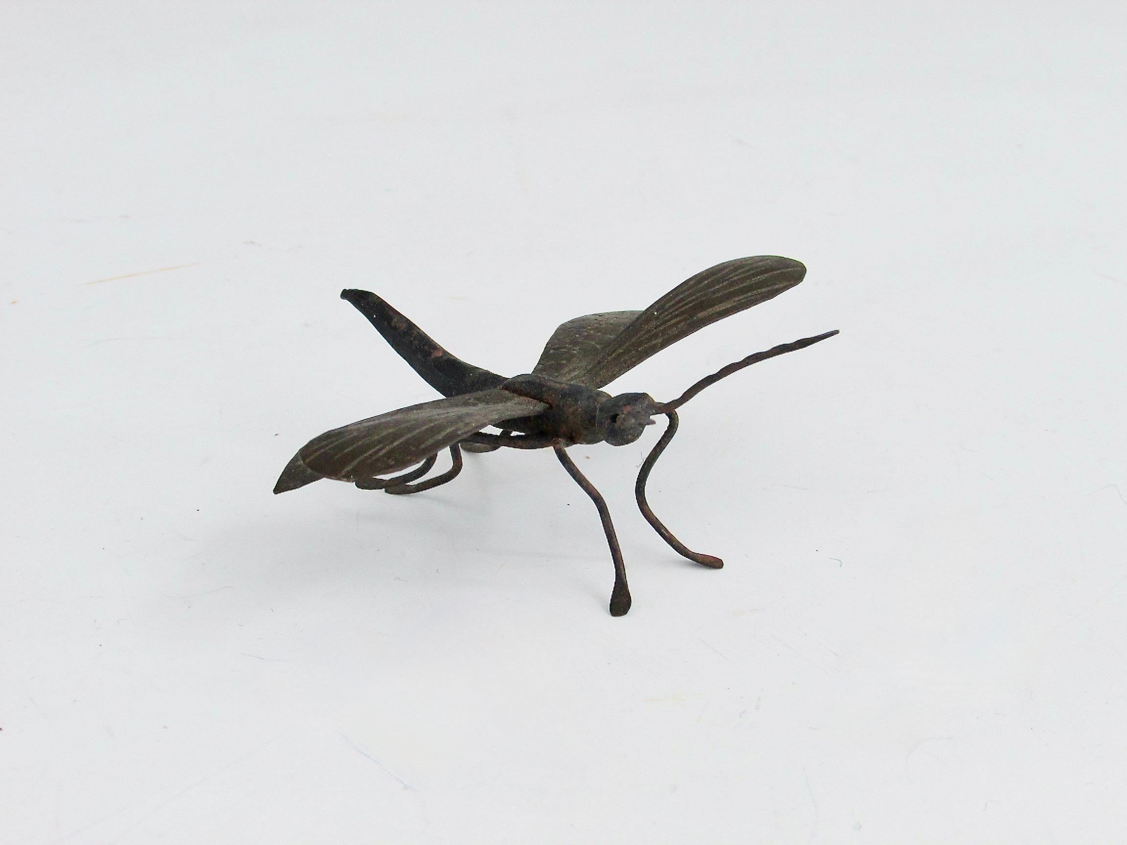 Japonais Sculpture de libellule Okimono Jizai ailée en fer forgé en vente