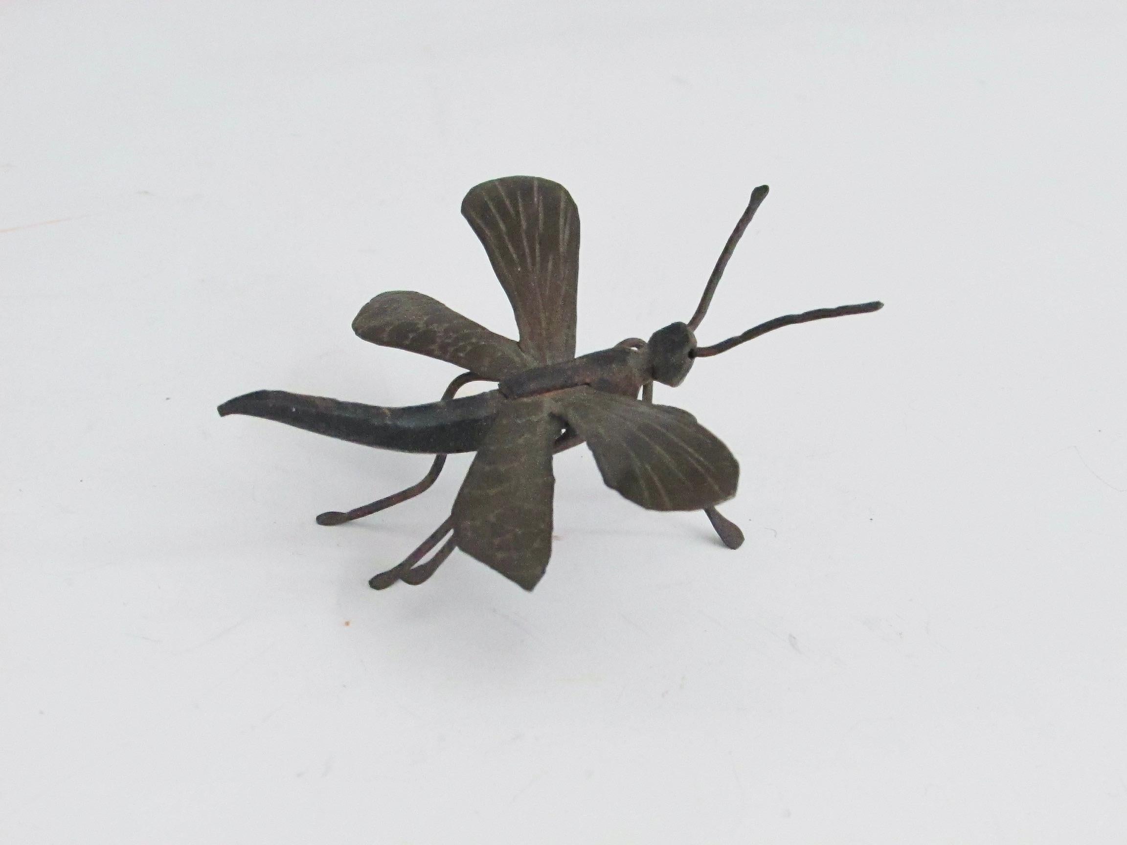Sculpture de libellule Okimono Jizai ailée en fer forgé Bon état - En vente à Ferndale, MI