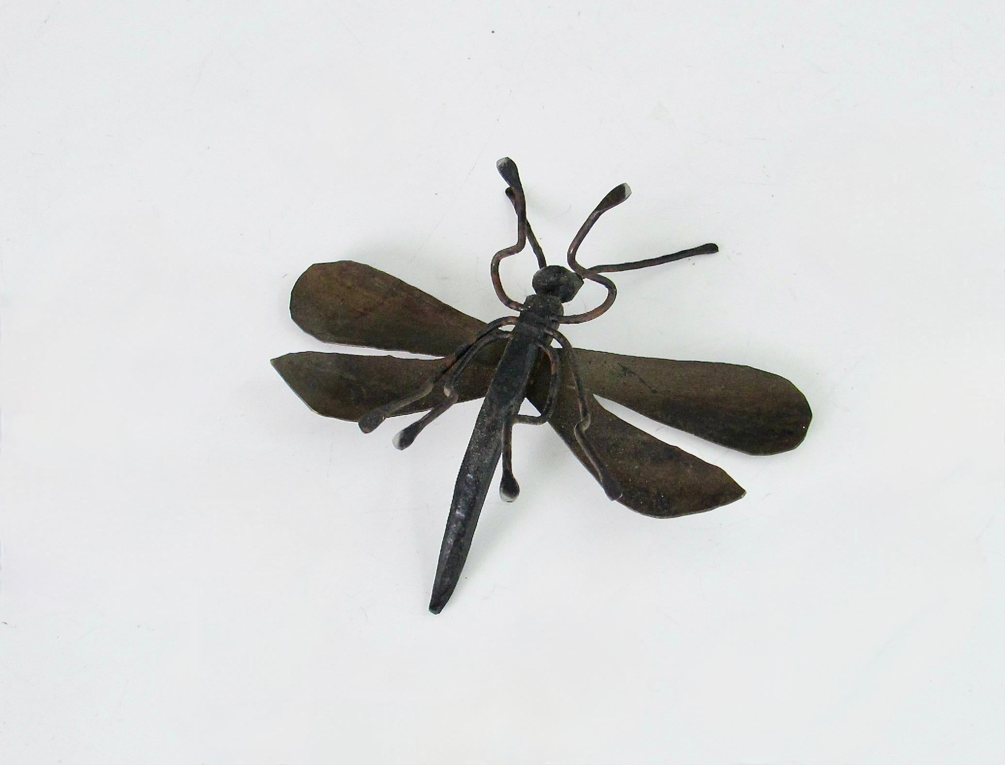 Laiton Sculpture de libellule Okimono Jizai ailée en fer forgé en vente