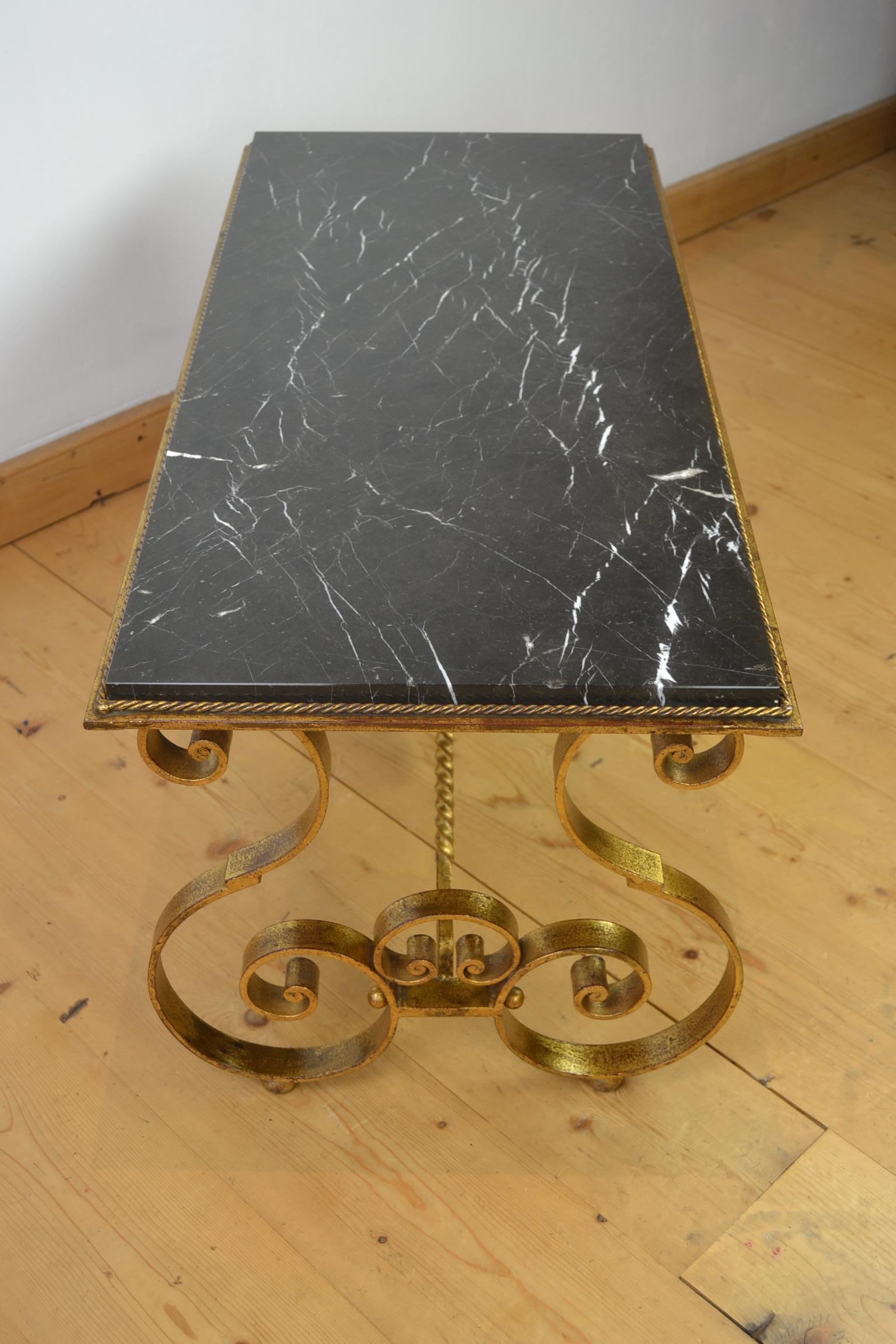 Fer forgé Table basse française en fer forgé et marbre, années 1950 en vente