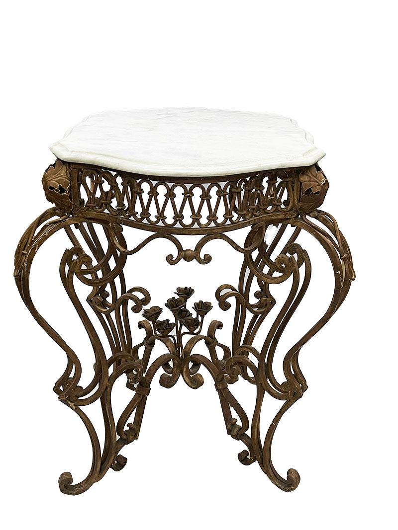 Table d'appoint ou de centre en fer forgé avec plateau en marbre, 19e siècle

Table d'appoint avec de grandes formes courbes et rondes et un plateau en marbre. Des feuilles et des roses se trouvent au milieu de la base. Cette table peut être placée