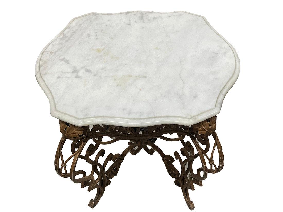 italien Table d'appoint ou de centre en fer forgé avec plateau en marbre, 19e siècle en vente