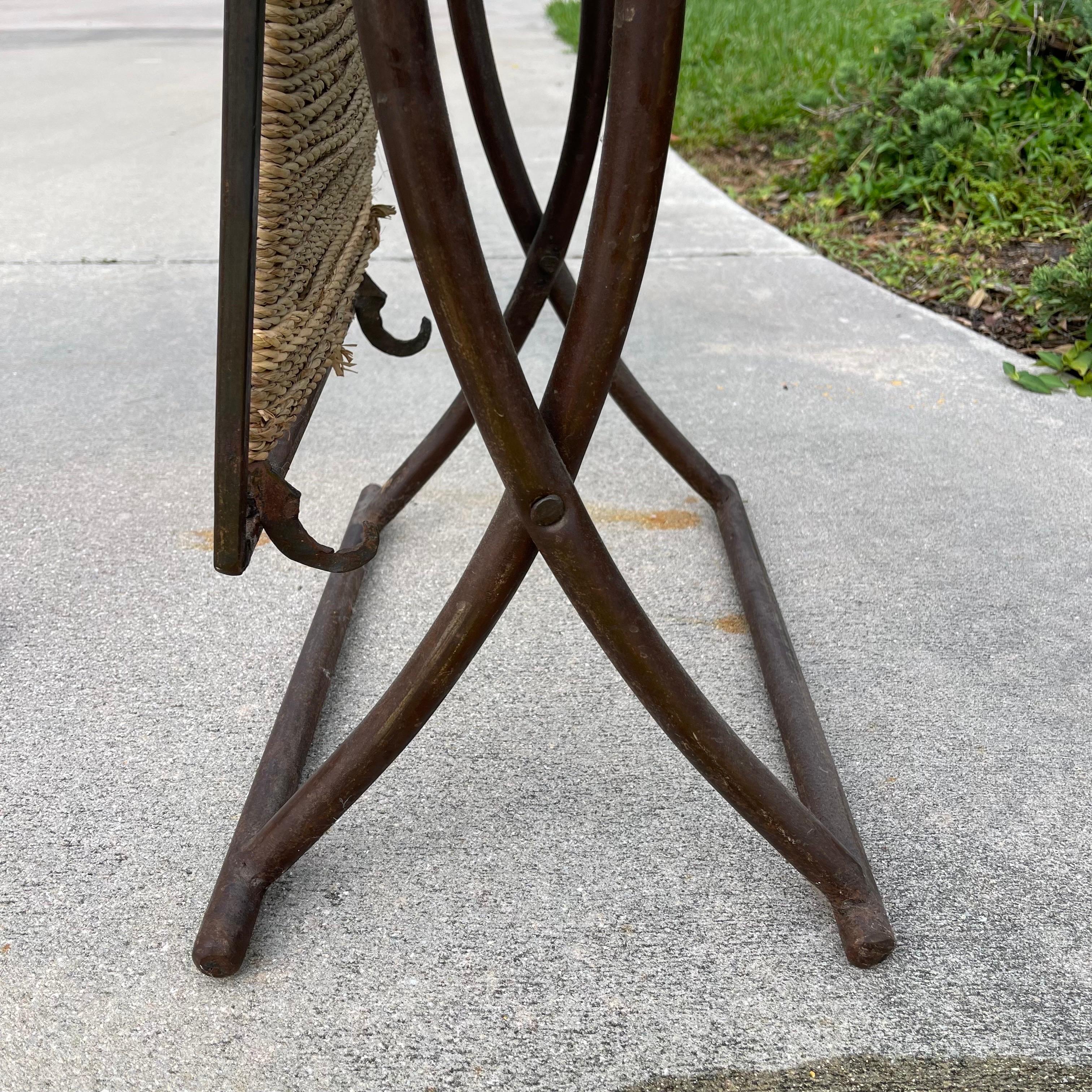 Paire de chaises pliantes en fer forgé et corde tressée en vente 5