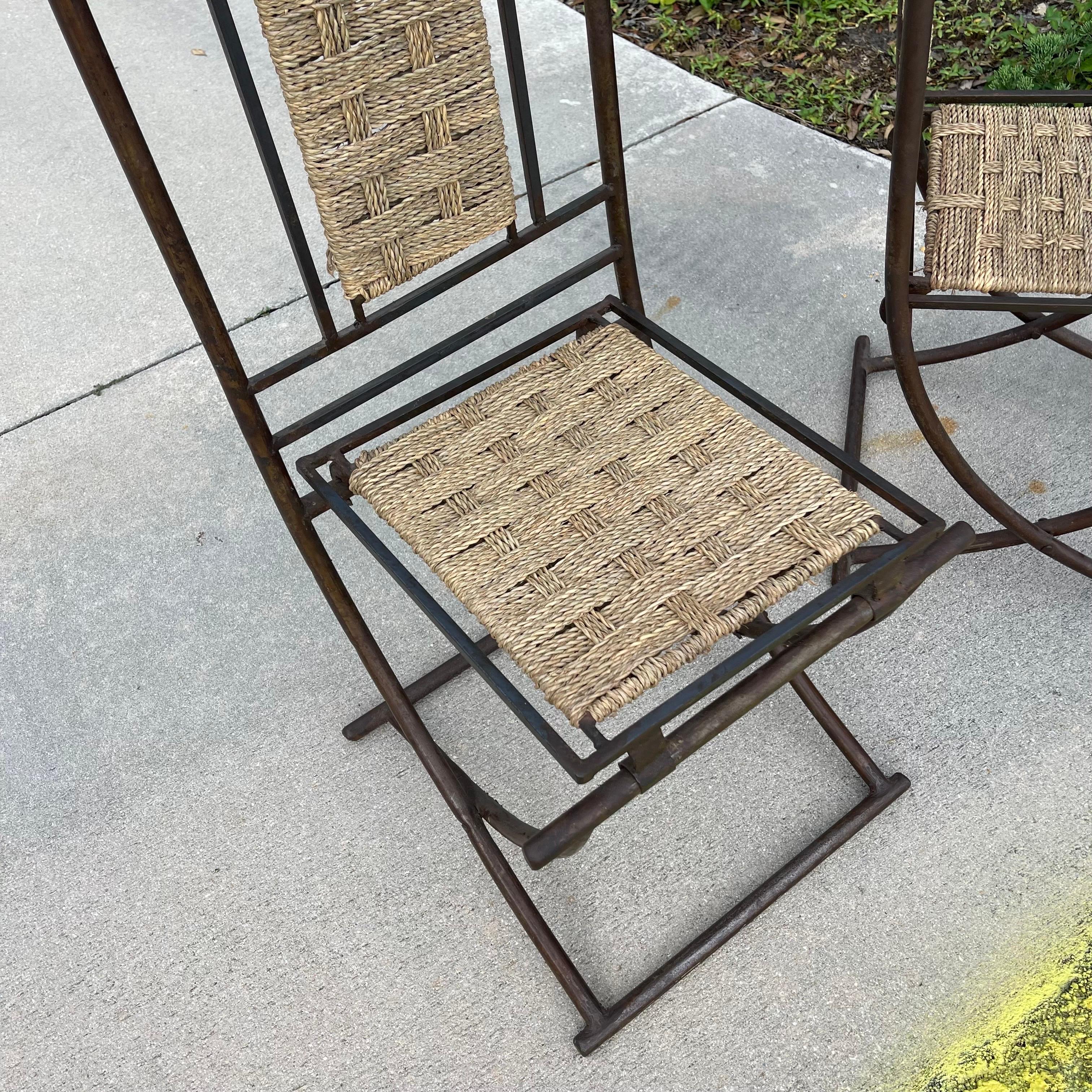 20ième siècle Paire de chaises pliantes en fer forgé et corde tressée en vente