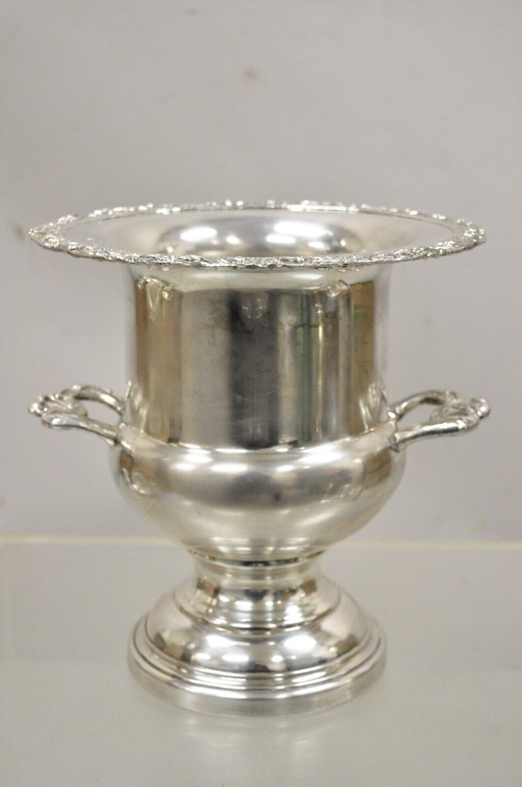 W&S Blackinton Ice Chiller Wein Champagner Eimer Versilbert Trophy Cup. Verschnörkelte Doppelhenkel, verzierter Rand, Trophäenform, originales Label, sehr schönes Vintage-Objekt. Circa Mitte des 20. Jahrhunderts. Abmessungen: 10