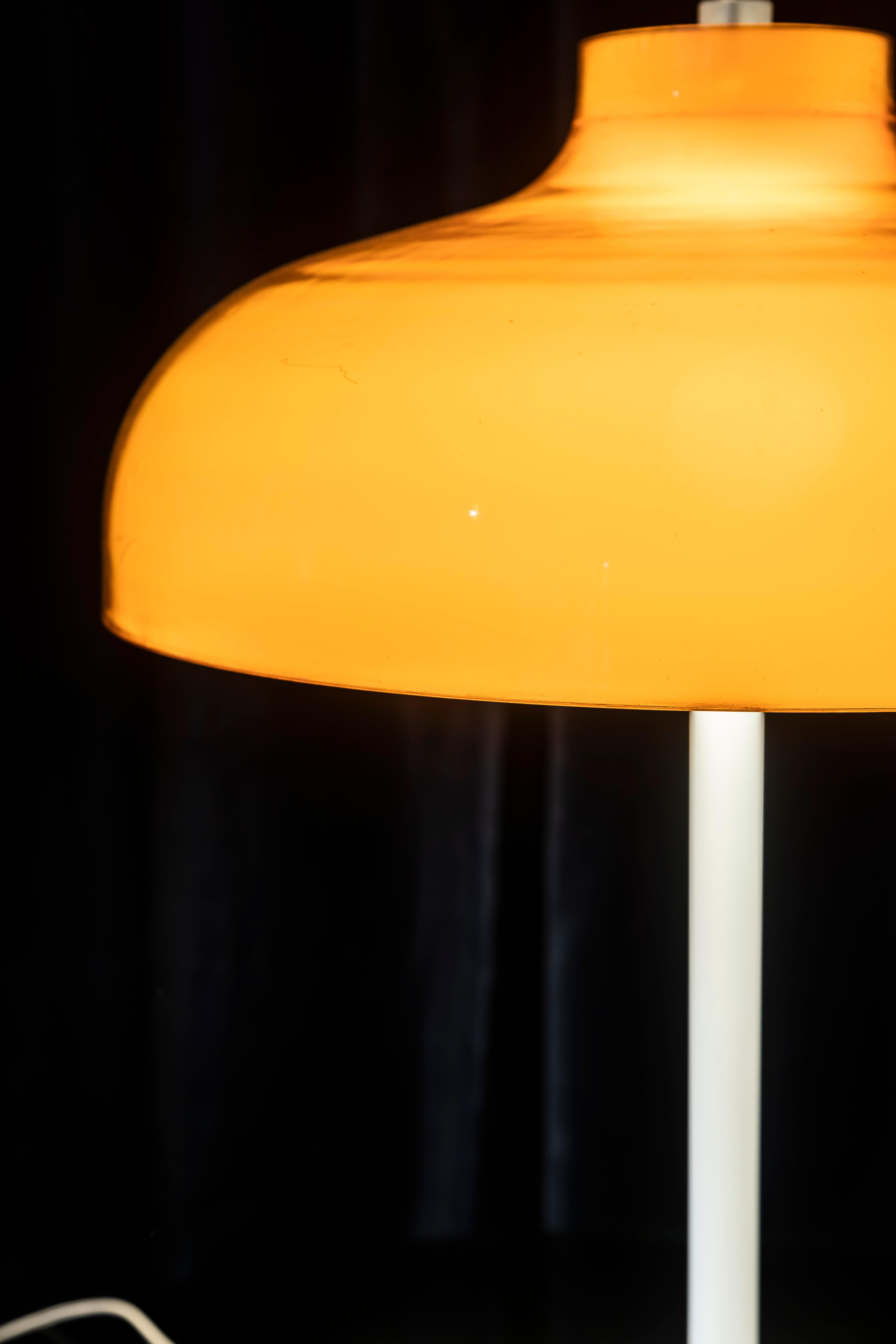 Lámpara de mesa WS diseñada en 1963 por Miguel Milá y producida por Polinax en España. Este modelo es la versión de sobremesa de la lámpara de suspensión WT que Milá creó en 1962, un diseño que recibió el prestigioso Premio Delta de Plata.

La