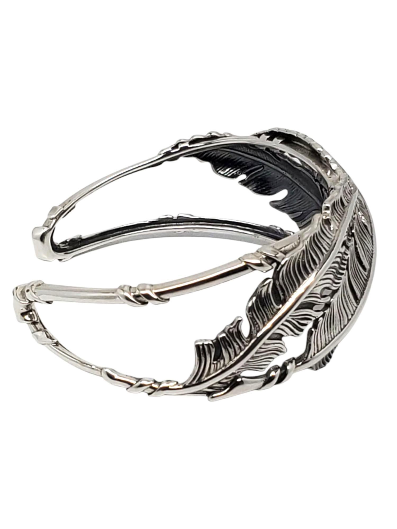 Bracelet en argent sterling à plumes WTC -

Ce bracelet manchette magnifiquement détaillé est fabriqué en argent sterling massif et présente un motif de plumes superposées de WTC.

Taille : 6 3/4