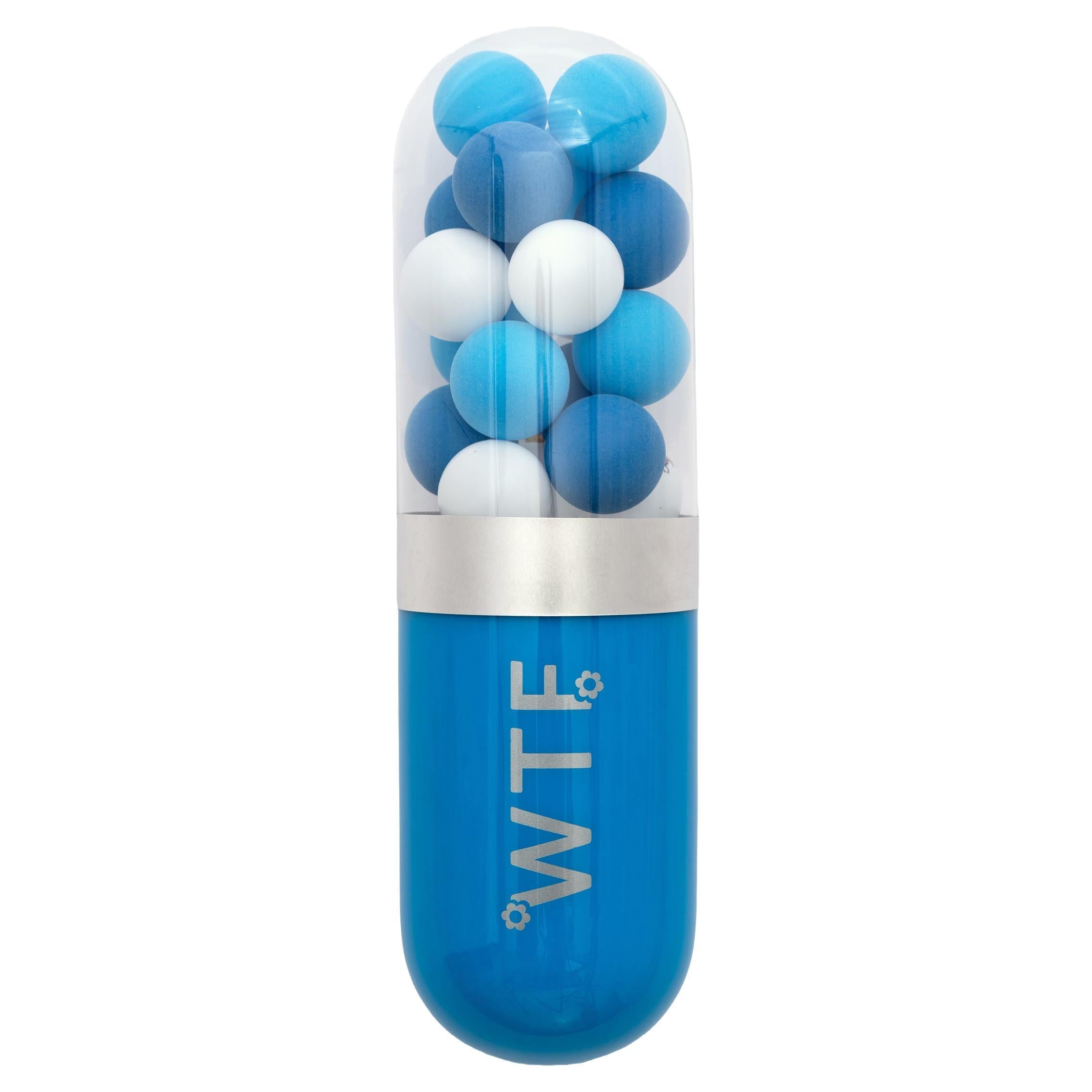 Sculpture de pilules en verre bleu WTF (What the Fuck) en vente