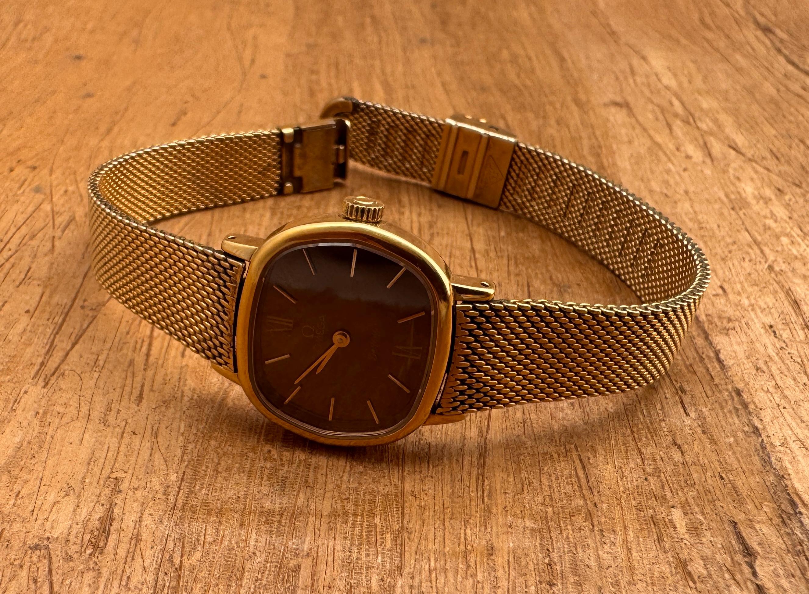  Brand : Omega

Model: De Ville

Country Of Manufacture: Switzerland

Movement: Manual winding

Case Material: Gold Plated

Measurements :24 mm diameter (excluding crown )

Band Type : Gold Plated With Marked Buckle

Band Condition :In In Very Good