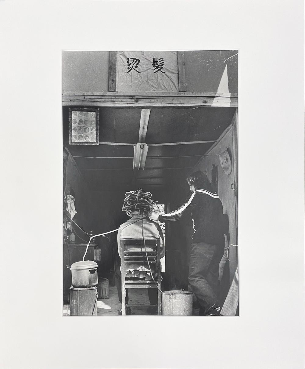 Luoping - Schwarz-Weiß-Fotografie, Dokumentarfilm, Haarsalon – Photograph von Wu Jialin