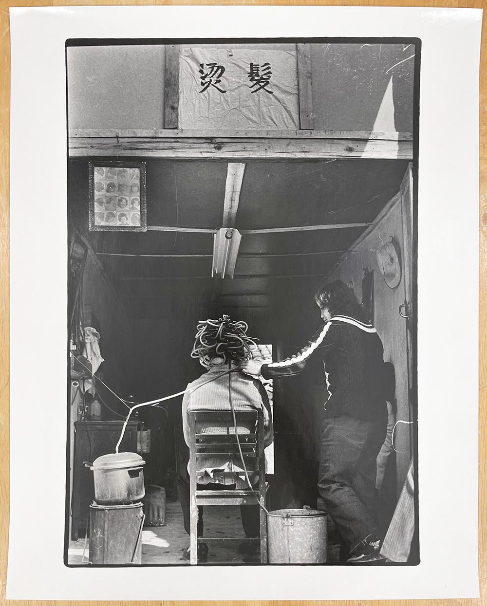 Luoping - Schwarz-Weiß-Fotografie, Dokumentarfilm, Haarsalon (Zeitgenössisch), Photograph, von Wu Jialin
