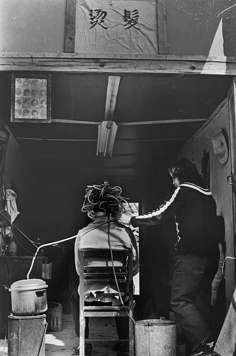 Wu Jialin Black and White Photograph – Luoping - Schwarz-Weiß-Fotografie, Dokumentarfilm, Haarsalon