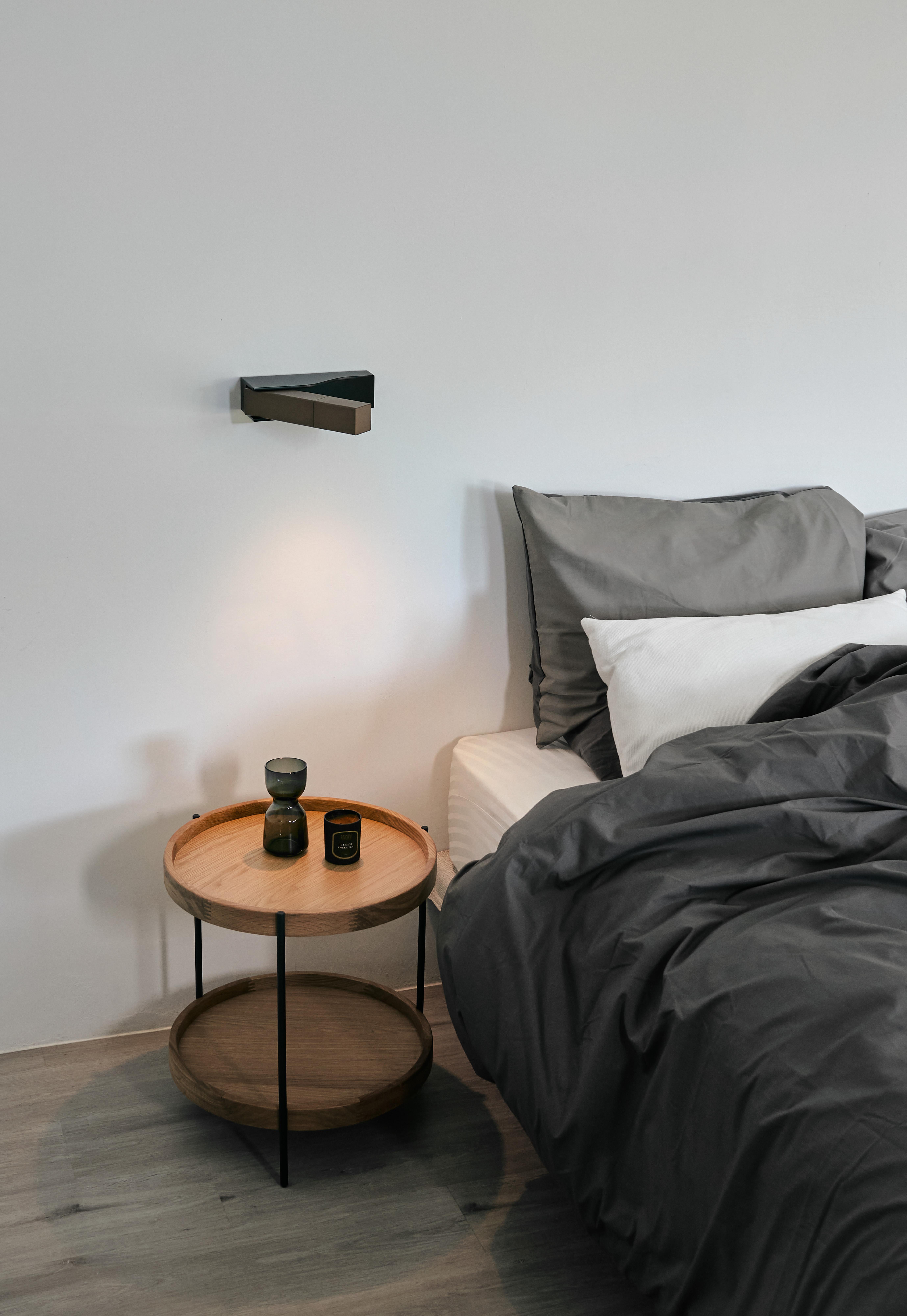 The WU wall sconce is designed with space saving and utmost functionality in mind. Despite its petite design, the WU does not compromise in function. It has two adjustable components: the lamp structure can rotate up to 180 degrees, while the