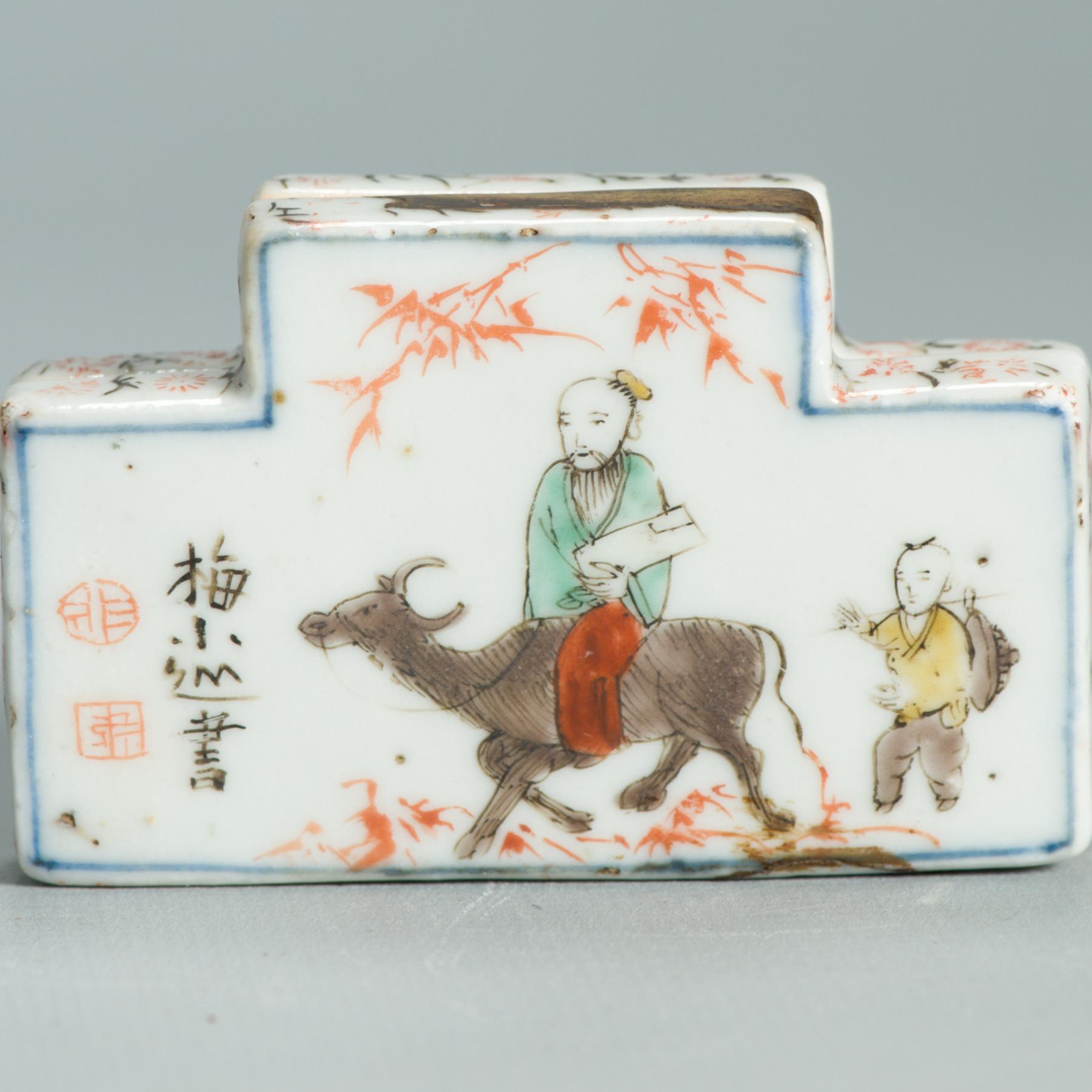 Compartimos contigo este fantástico plato Wucai / Ko-Akae de finales del periodo Ming / de transición. Con una fantástica escena de un erudito y un asistente en un paisaje.
Siglo XVII,

Pieza pintada similar en la colección Butler y en varias