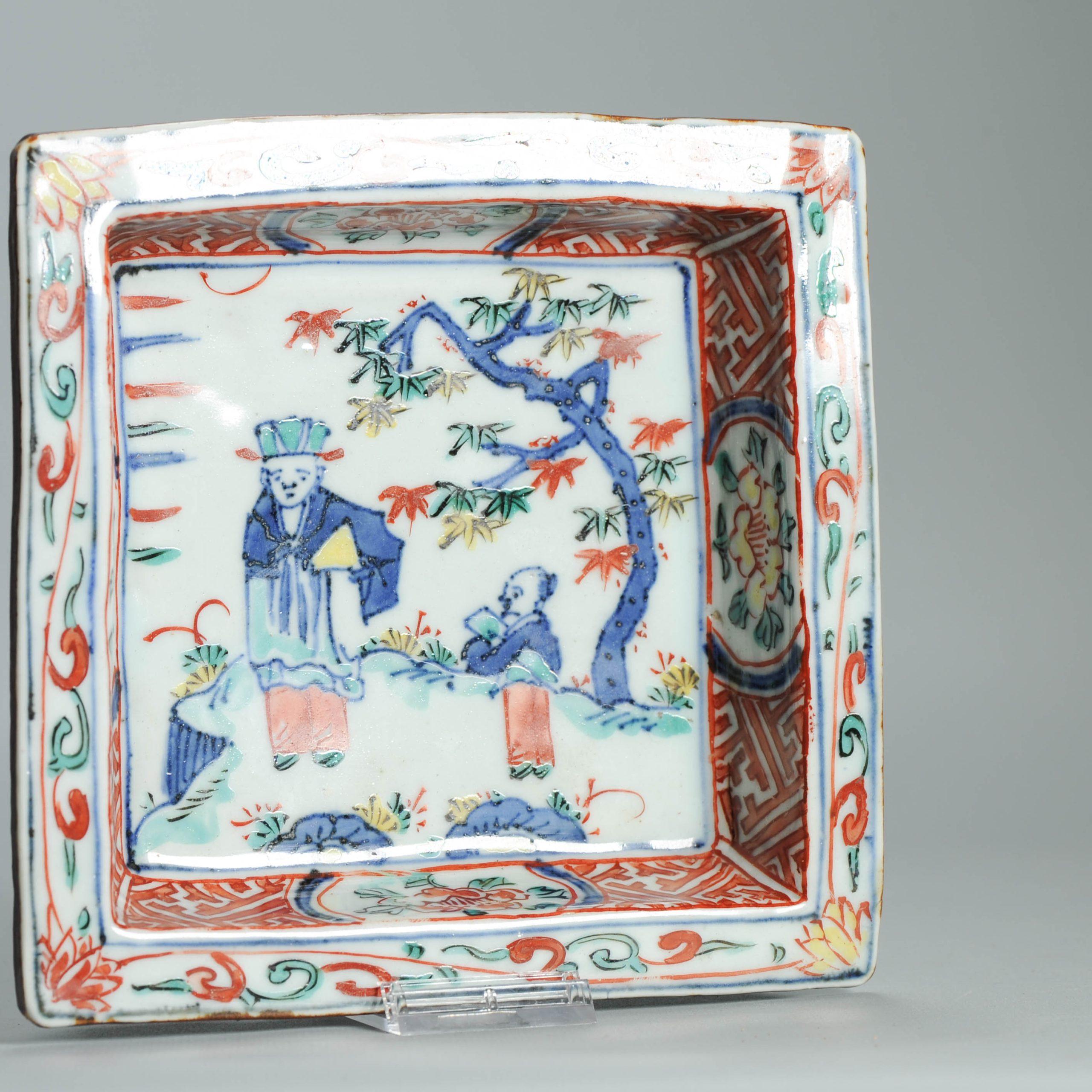Compartimos contigo este fantástico plato Wucai / Ko-Akae de finales del periodo Ming / de transición. Con una fantástica escena de un erudito y un asistente en un paisaje.
Siglo XVII,

Pieza pintada similar en la colección Butler y en varias