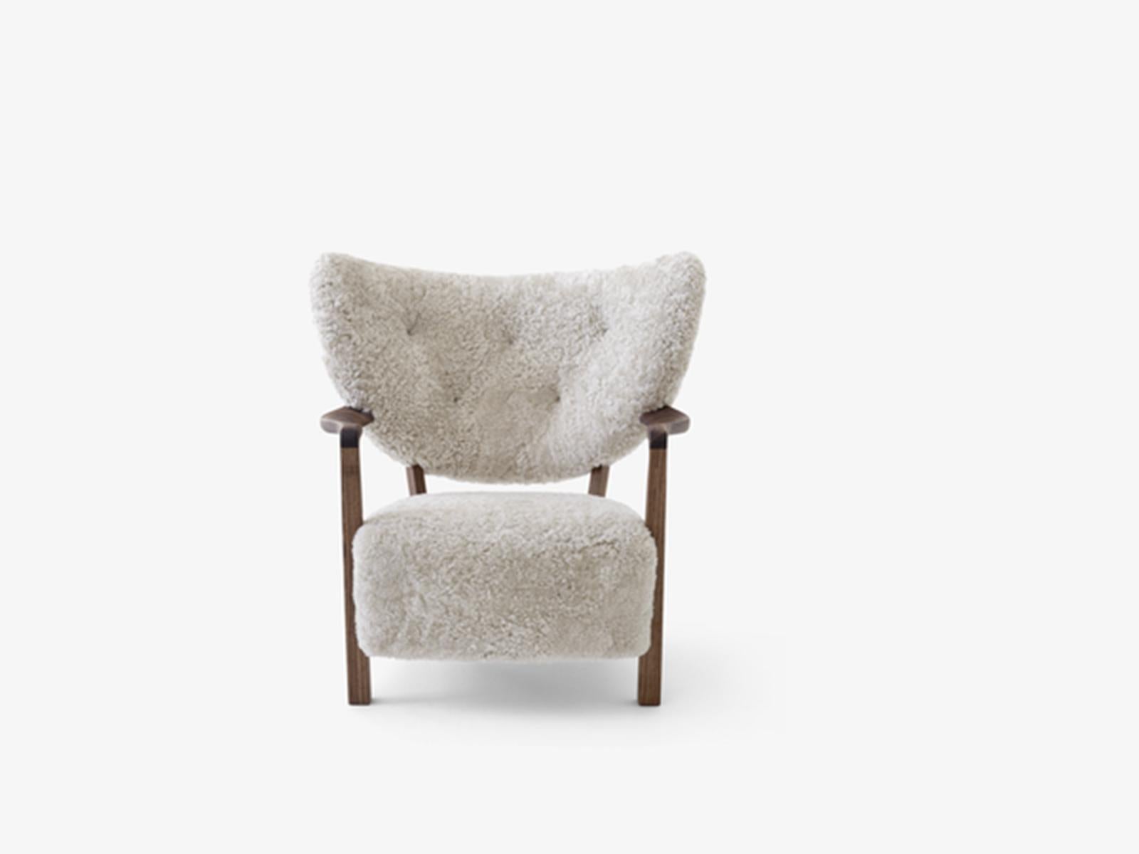 Voici Wulff, un fauteuil de salon dont la forme rembourrée rend hommage aux modèles artisanaux des années 1930. 
Wulff promet une qualité de fabrication supérieure et un confort exceptionnel grâce au rembourrage luxueusement doux qui recouvre son