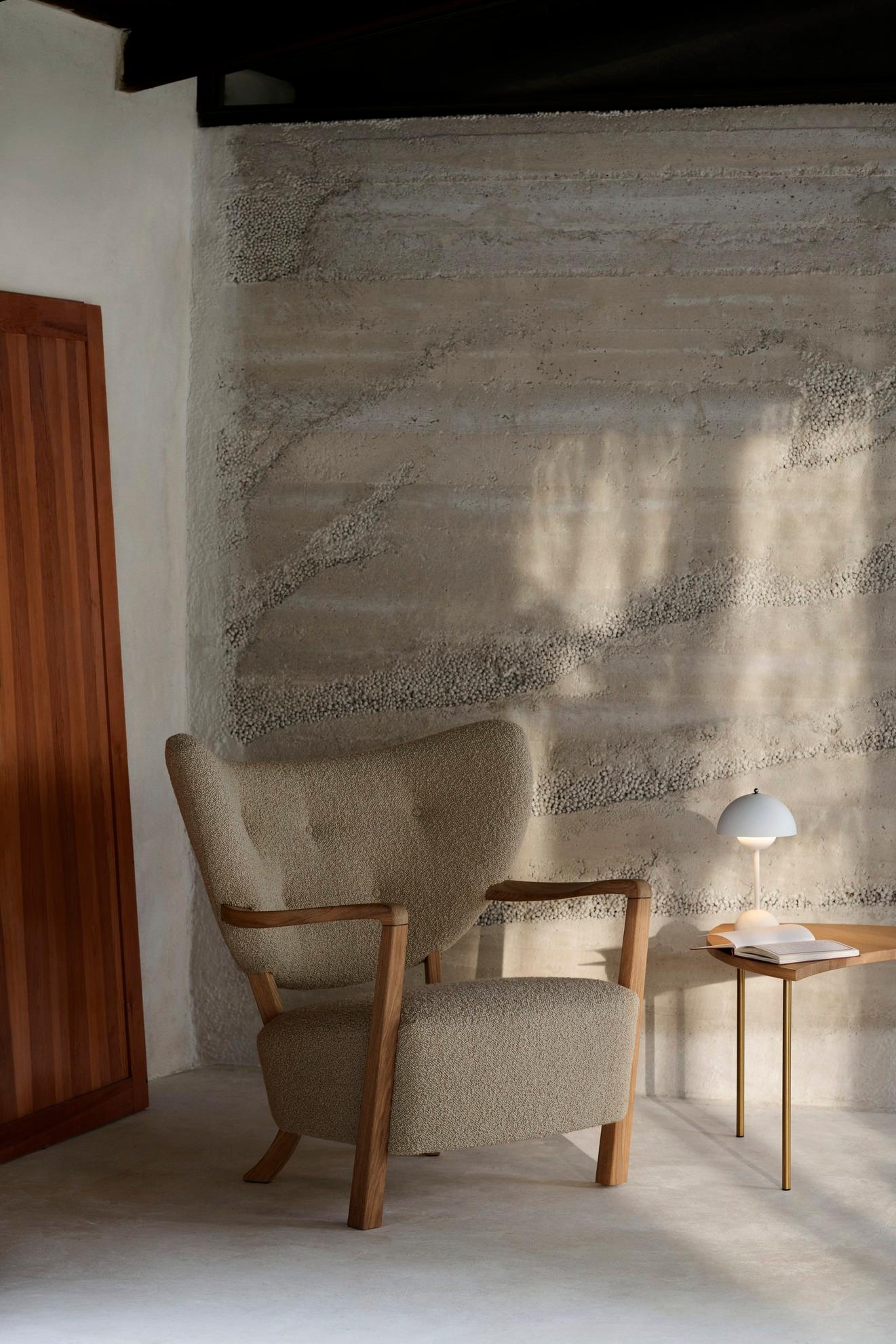 Wulff ist ein Loungesessel, dessen gepolsterte Form eine Hommage an die handgefertigten Designs der 1930er Jahre ist. 
Wulff verspricht höchste Handwerkskunst und herausragenden Komfort mit einer luxuriösen, weichen Polsterung von Sitz und