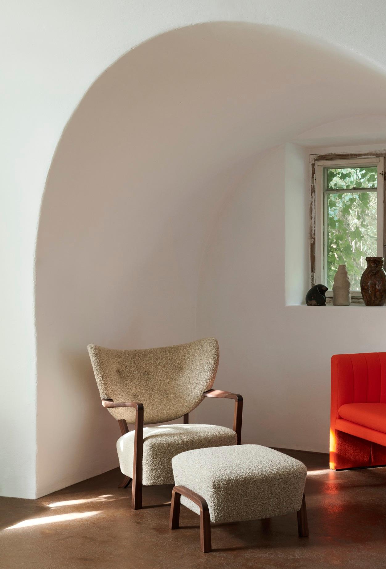 Wulff ist ein Loungesessel, dessen gepolsterte Form eine Hommage an die handgefertigten Designs der 1930er Jahre ist. 
Wulff verspricht höchste Handwerkskunst und herausragenden Komfort mit einer luxuriösen, weichen Polsterung von Sitz und