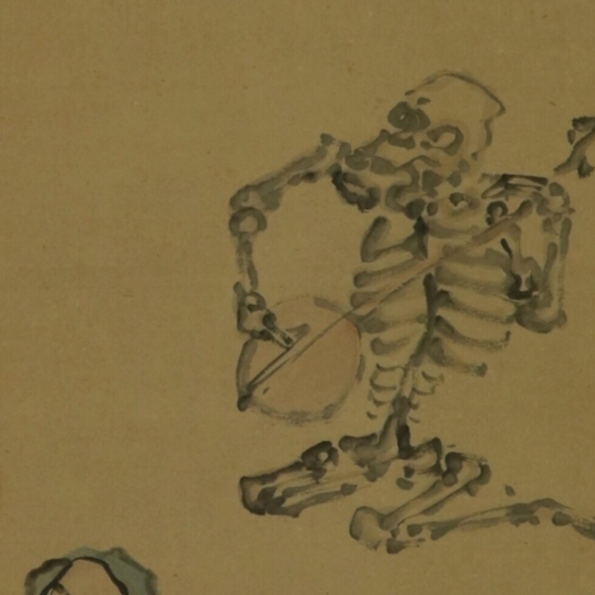 La danza degli scheletri, di Tanomura Chokunyu (1814-1909)
Questo dipinto giapponese a inchiostro e pigmenti su carta, montato su un rotolo con bordi in seta, raffigura la macabra e accattivante scena di due scheletri che danzano, mentre un terzo,