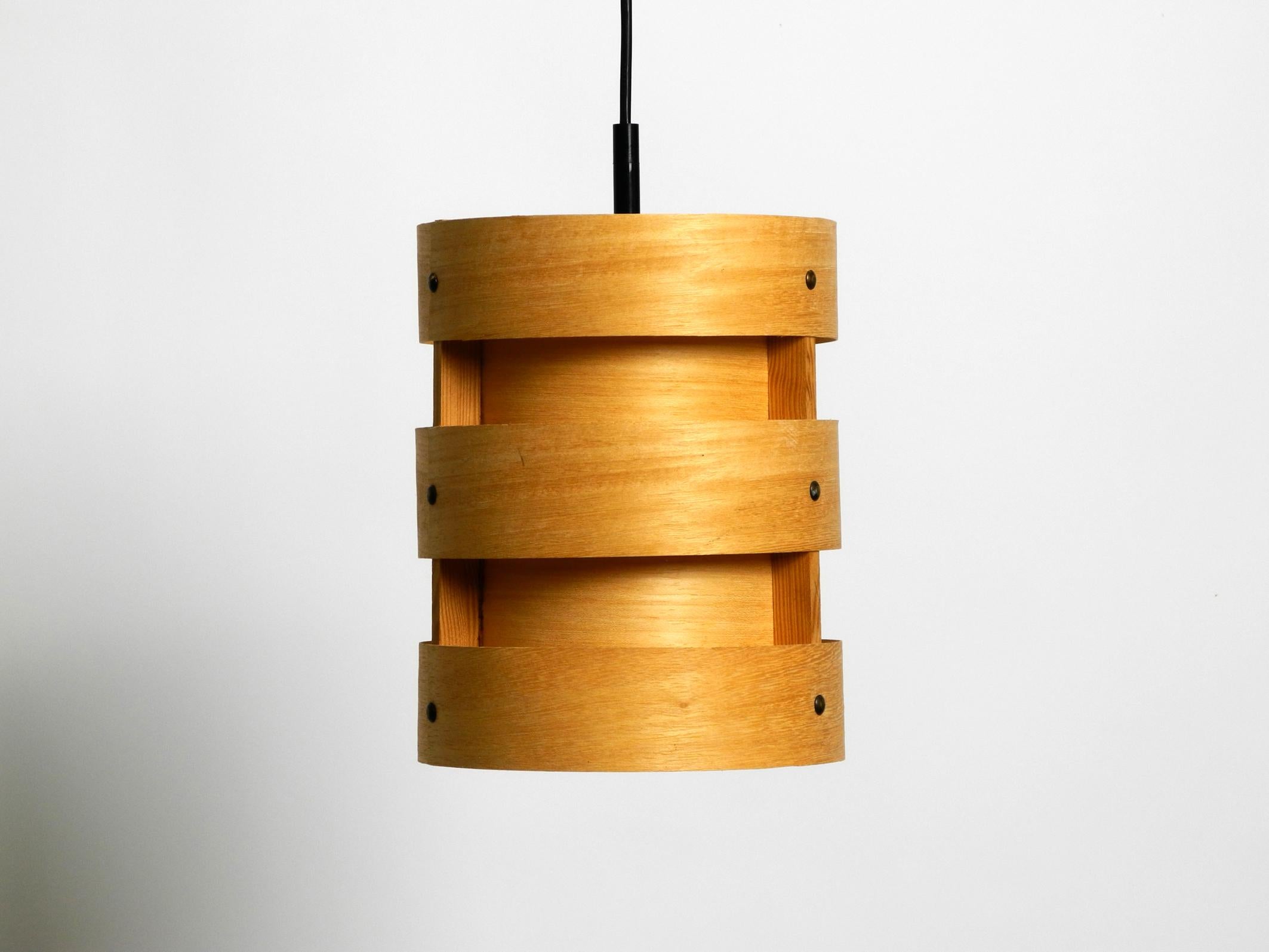 Beautiful 1960s round slat pendant lamp made of bent plywood.
Manufacturer is Zicoli. Made in Germany.
Very nice design for indirect light. From the Hans Agne Jakobsson era.
Very good vintage condition and fully functional.
In perfect condition. No