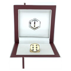 Würfel aus 18K Gold mit Diamanten im weißen Etui