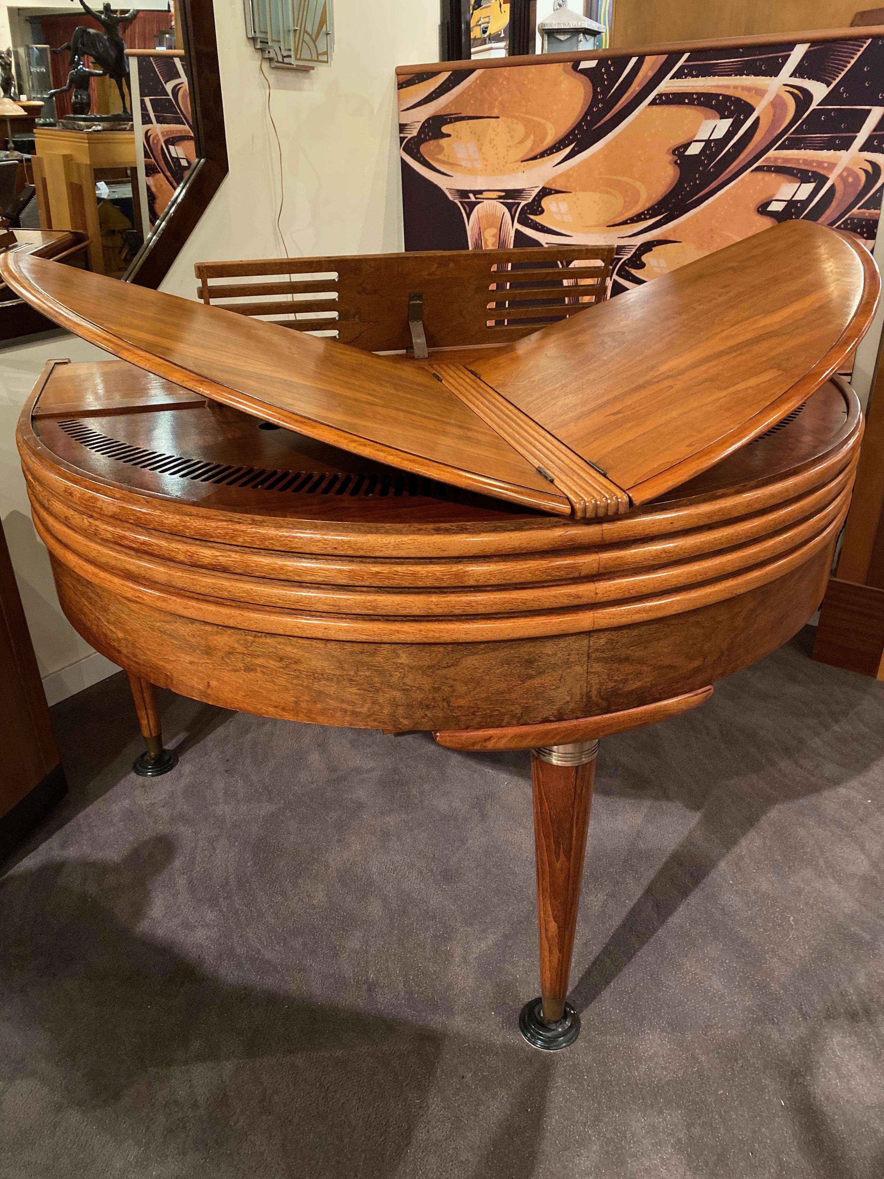 This 1937 streamline Art Deco butterfly Wurlitzer baby grand piano original finish and remarkable condition. Wurlitzer 88 key deluxe has been positively identified as the style 1411. Of the Wurlitzer butterfly pianos, this model has the best