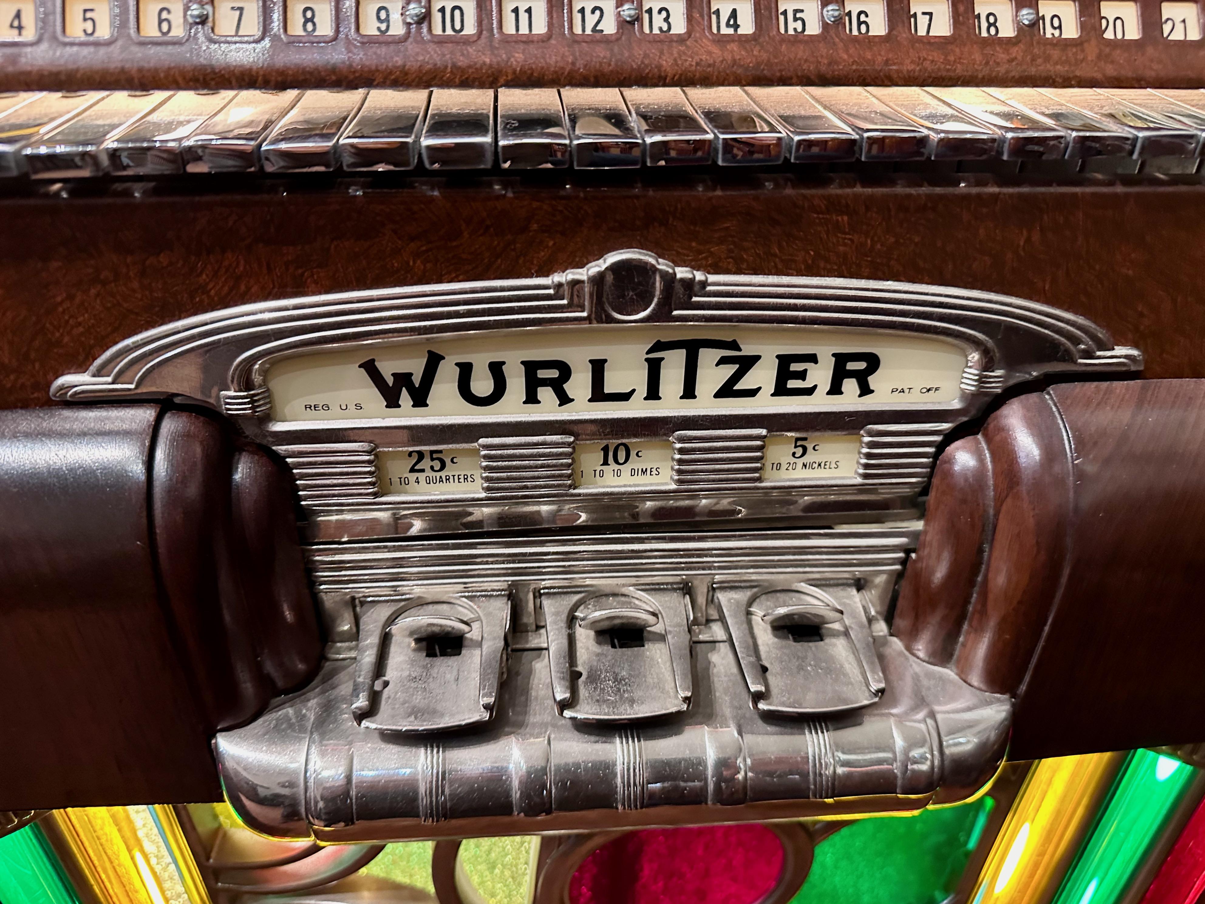Wurlitzer Juke Box Model 700 Original and Restored Art Deco Circa 1940 For Sale 4